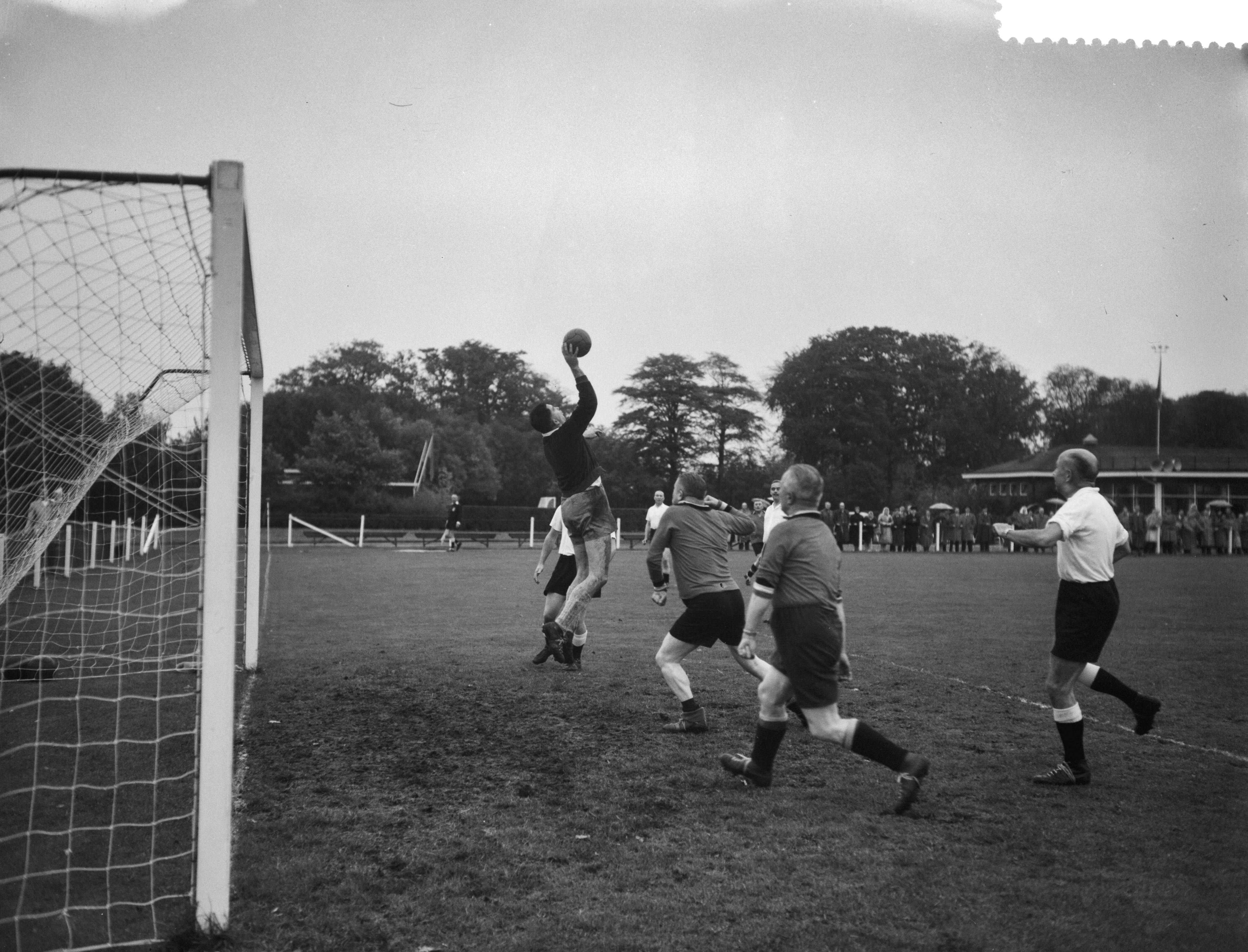 Fotocollectie Anefo — Interparlementair voetbal. Holland tegen België op sportpark Te Werve in Rijswijk. Keeper Baart onderschept een Belgische aanval — Foto: Rossem, Wim van / Anefo. Licentie: Set B: Rechtenvrij / Publiek Domein. Bron: Nationaal Archief. http://hdl.handle.net/10648/a9a00382-d0b4-102d-bcf8-003048976d84
