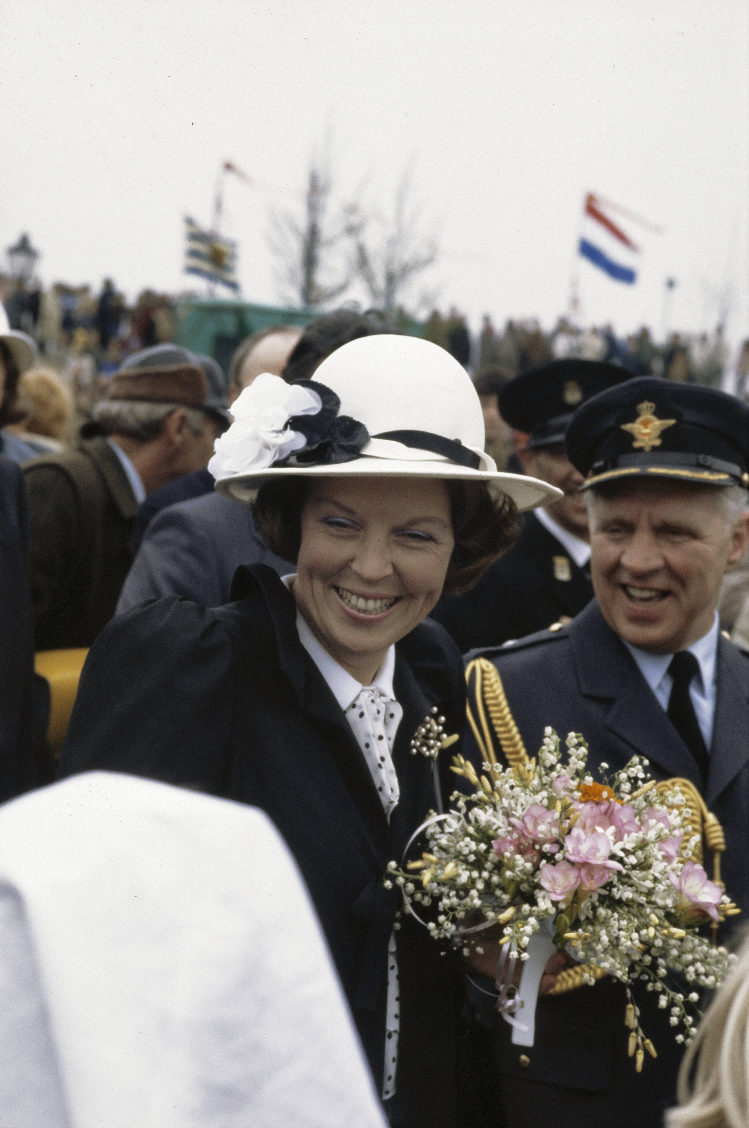 Fotocollectie Anefo — Viering Koninginnedag in Veere; Koningin Beatrix lopend door Veere — Foto: Bogaerts, Rob / Anefo. Licentie: Set B: Rechtenvrij / Publiek Domein. Bron: Nationaal Archief. http://hdl.handle.net/10648/ad8a8198-d0b4-102d-bcf8-003048976d84