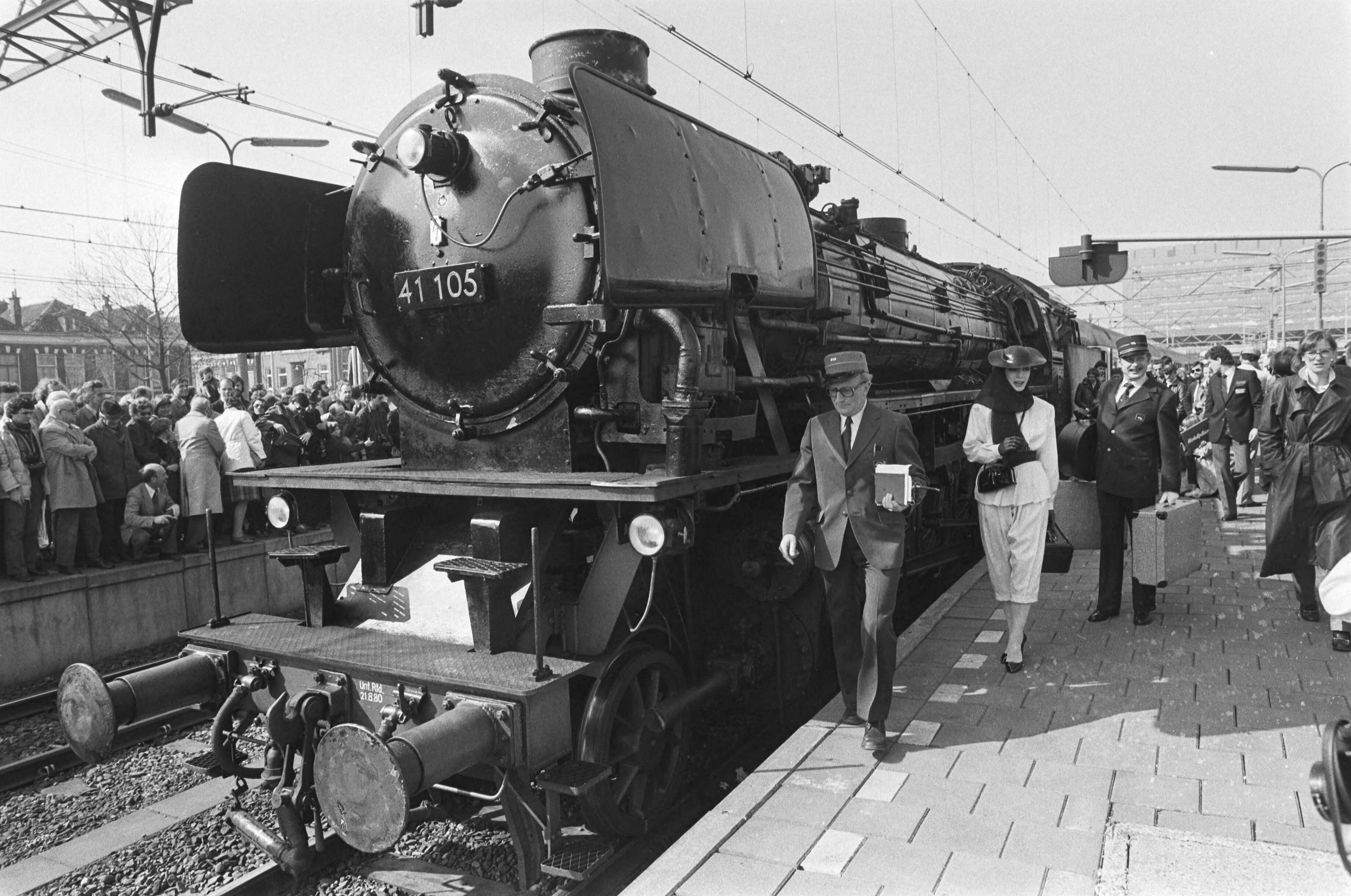 Fotocollectie Anefo — "Orient Express" met oude locomotief op CS te Den Haag — Foto: Dijk, Hans van / Anefo. Licentie: Set B: Rechtenvrij / Publiek Domein. Bron: Nationaal Archief. http://hdl.handle.net/10648/ad13bd42-d0b4-102d-bcf8-003048976d84
