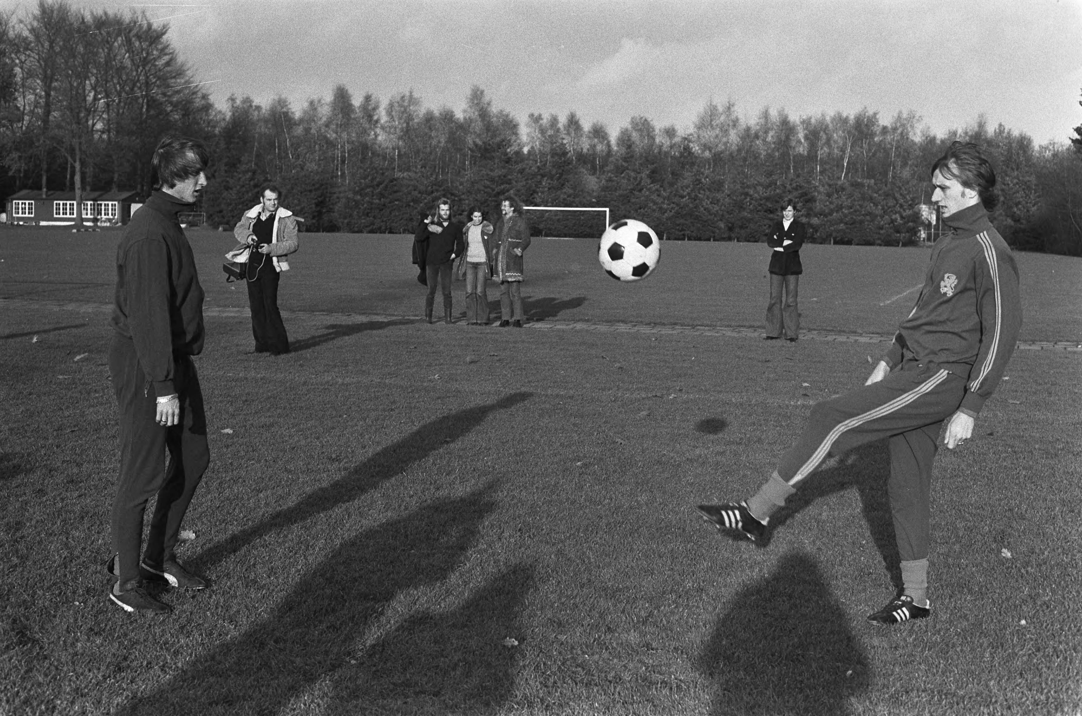 Training van de selectie van het Nederlands elftal in Zeist — Een moment uit de training — Foto: Fotograaf Onbekend / Anefo. Licentie: Set B: Rechtenvrij / Publiek Domein. Bron: Nationaal Archief. http://hdl.handle.net/10648/ac3c5a3c-d0b4-102d-bcf8-003048976d84