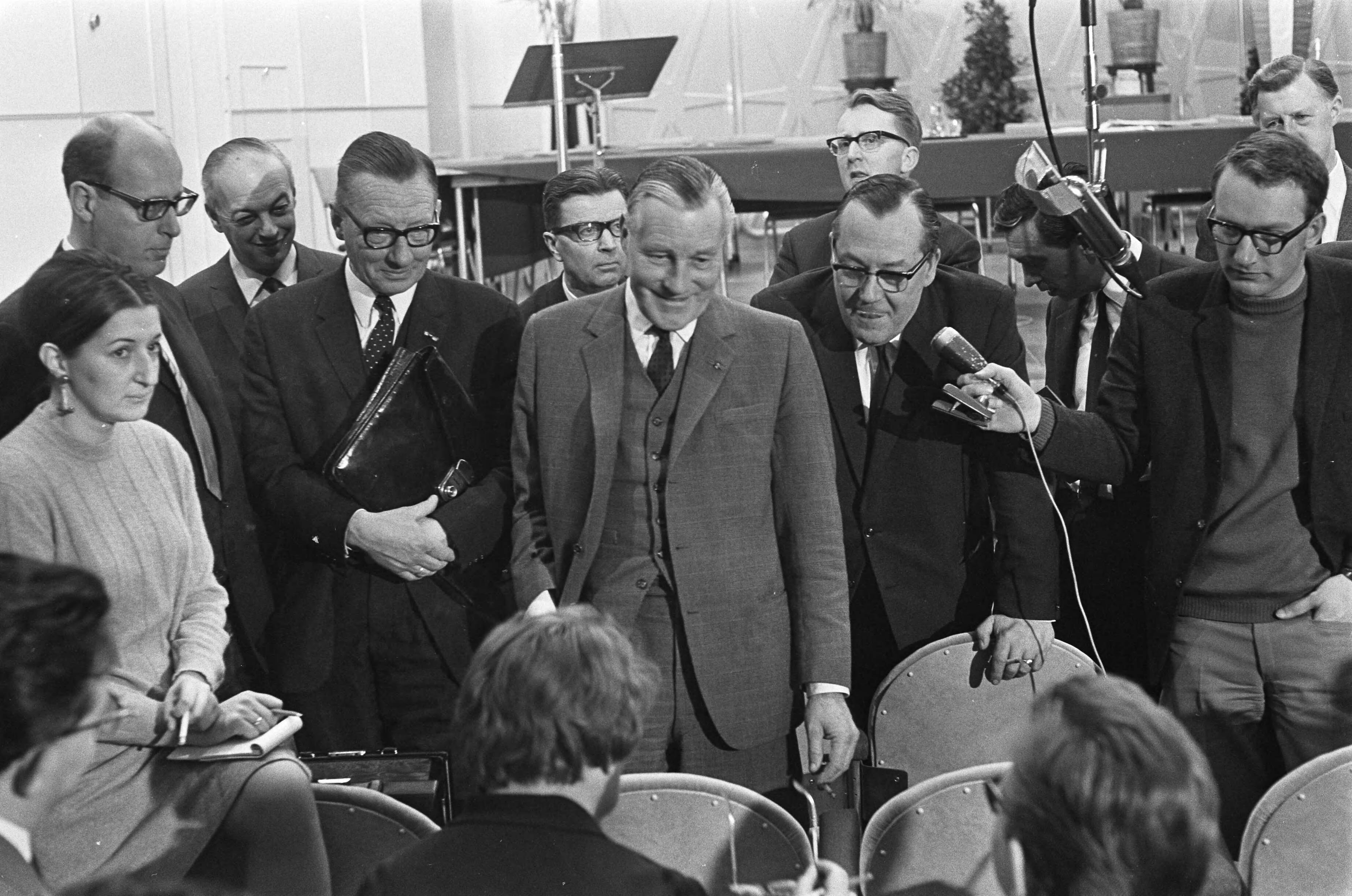 Fotocollectie Anefo — Buitengewone Algemene Vergadering van de AVRO in Hilversum, de herkozen voorzitter mr. dr. L.H. Slotemaker geeft commentaar — Foto: Merk, Ben / Anefo. Licentie: Set B: Rechtenvrij / Publiek Domein. Bron: Nationaal Archief. http://hdl.handle.net/10648/ab0f2ab8-d0b4-102d-bcf8-003048976d84