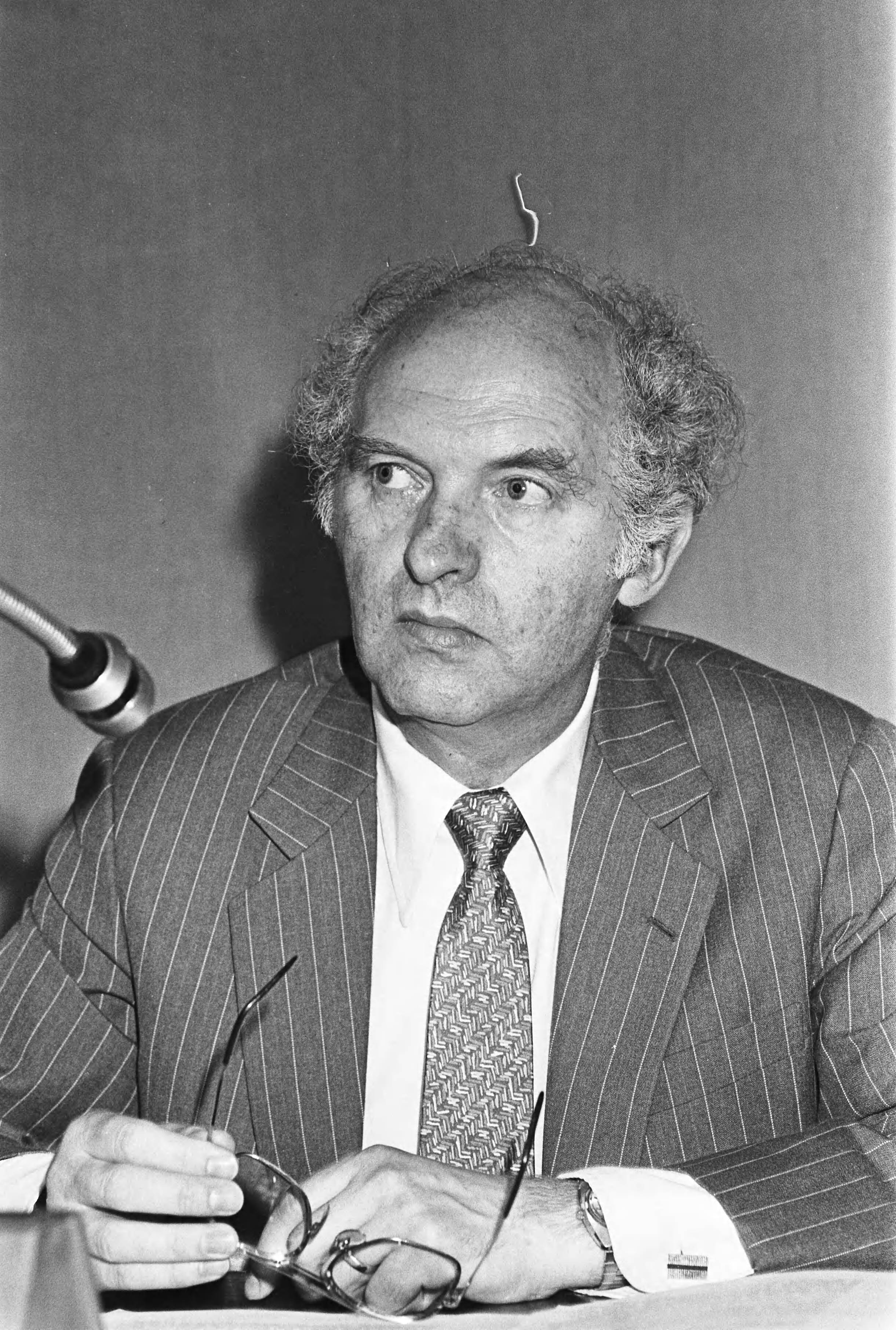 Fotocollectie Anefo — Demonstratieve bijeenkomst van B&W van de vier grote sted in Den Haag ; 27, 28 burgemeester Schols ( Den Haag ), — Foto: Antonisse, Marcel / Anefo. Licentie: Set B: Rechtenvrij / Publiek Domein. Bron: Nationaal Archief. http://hdl.handle.net/10648/acfe1aaa-d0b4-102d-bcf8-003048976d84
