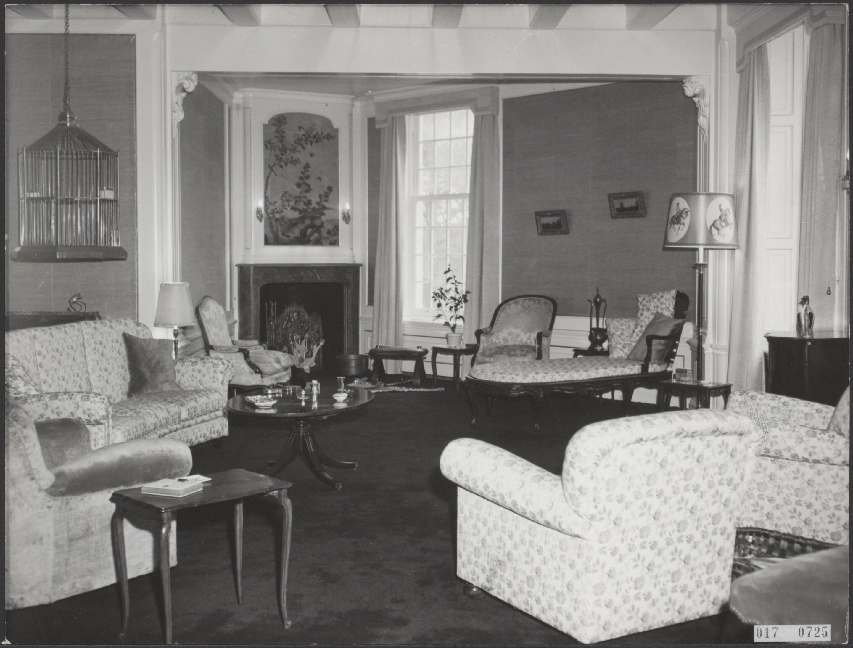 Fotocollectie Elsevier Binnenland — Serie: kasteel Drakensteyn bewoond door prinses Beatrix. Interieur — Foto: ANP / RVD of rechtenvrij. Licentie: Set B: Rechtenvrij / Publiek Domein. Bron: Nationaal Archief. http://hdl.handle.net/10648/adbecfc0-d0b4-102d-bcf8-003048976d84