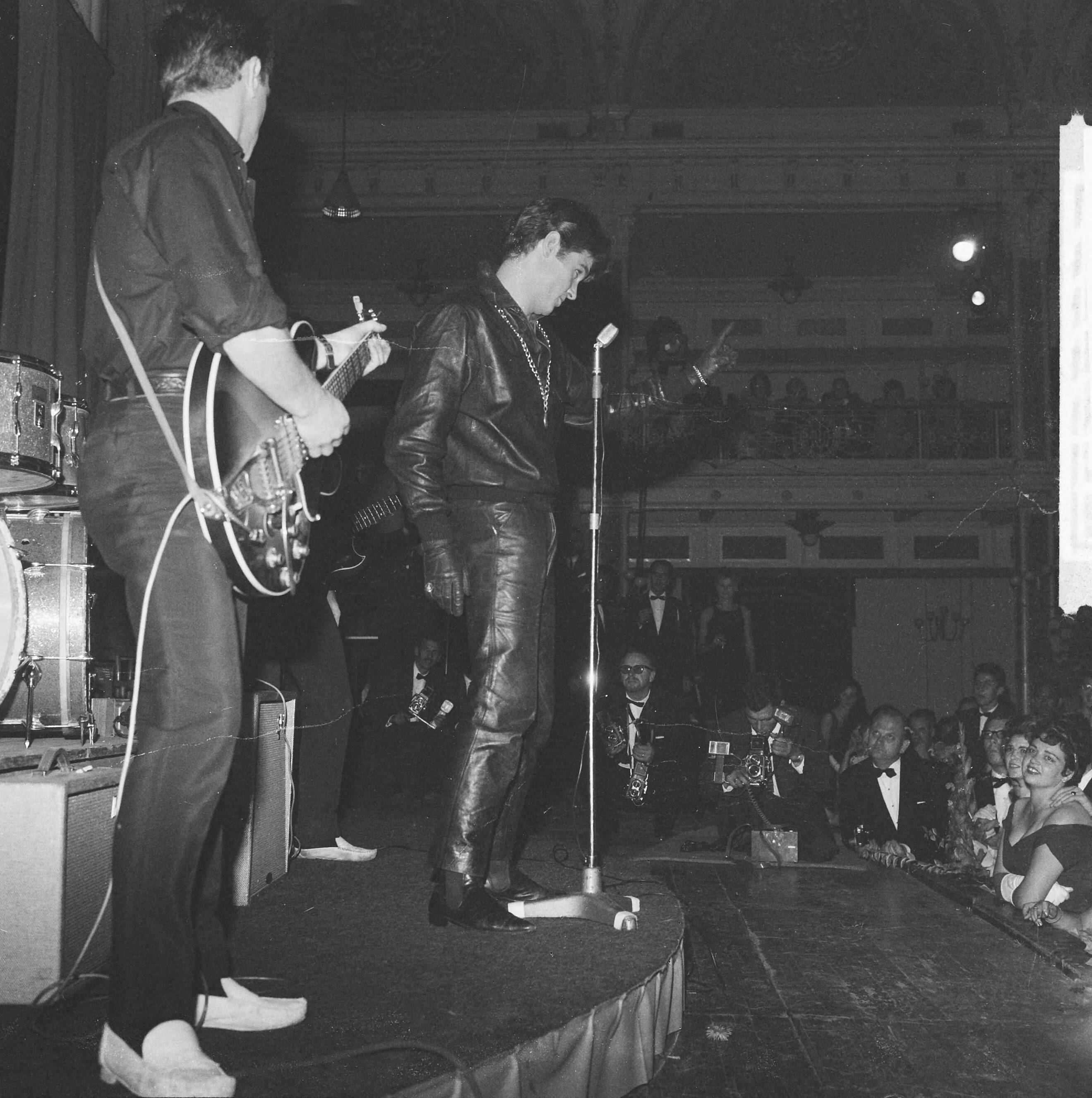 Grand Gala du Disque 1962 — Grand Gala du Disque. Optreden Vince Taylor and his Playboys — Foto: Koch, Eric / Anefo. Licentie: Set B: Rechtenvrij / Publiek Domein. Bron: Nationaal Archief. http://hdl.handle.net/10648/aa19629a-d0b4-102d-bcf8-003048976d84