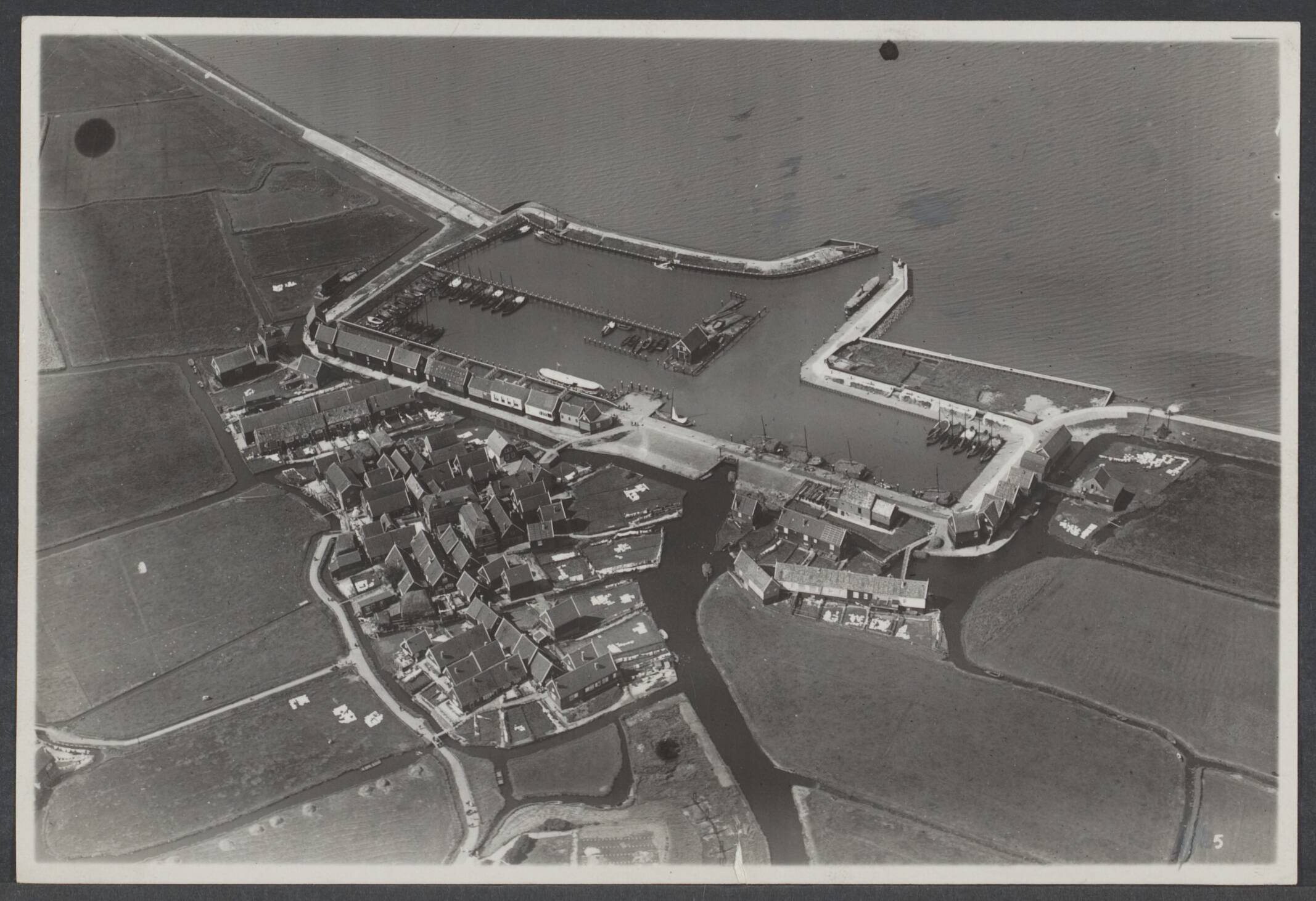 Marken — Marken. Luchtfoto K.L.M. — Foto: KLM Fototechnische Dienst Rotterdam. Licentie: Set B: Rechtenvrij / Publiek Domein. Bron: Nationaal Archief. http://hdl.handle.net/10648/9e597a5e-ddff-1969-8364-59cbff2ee32b