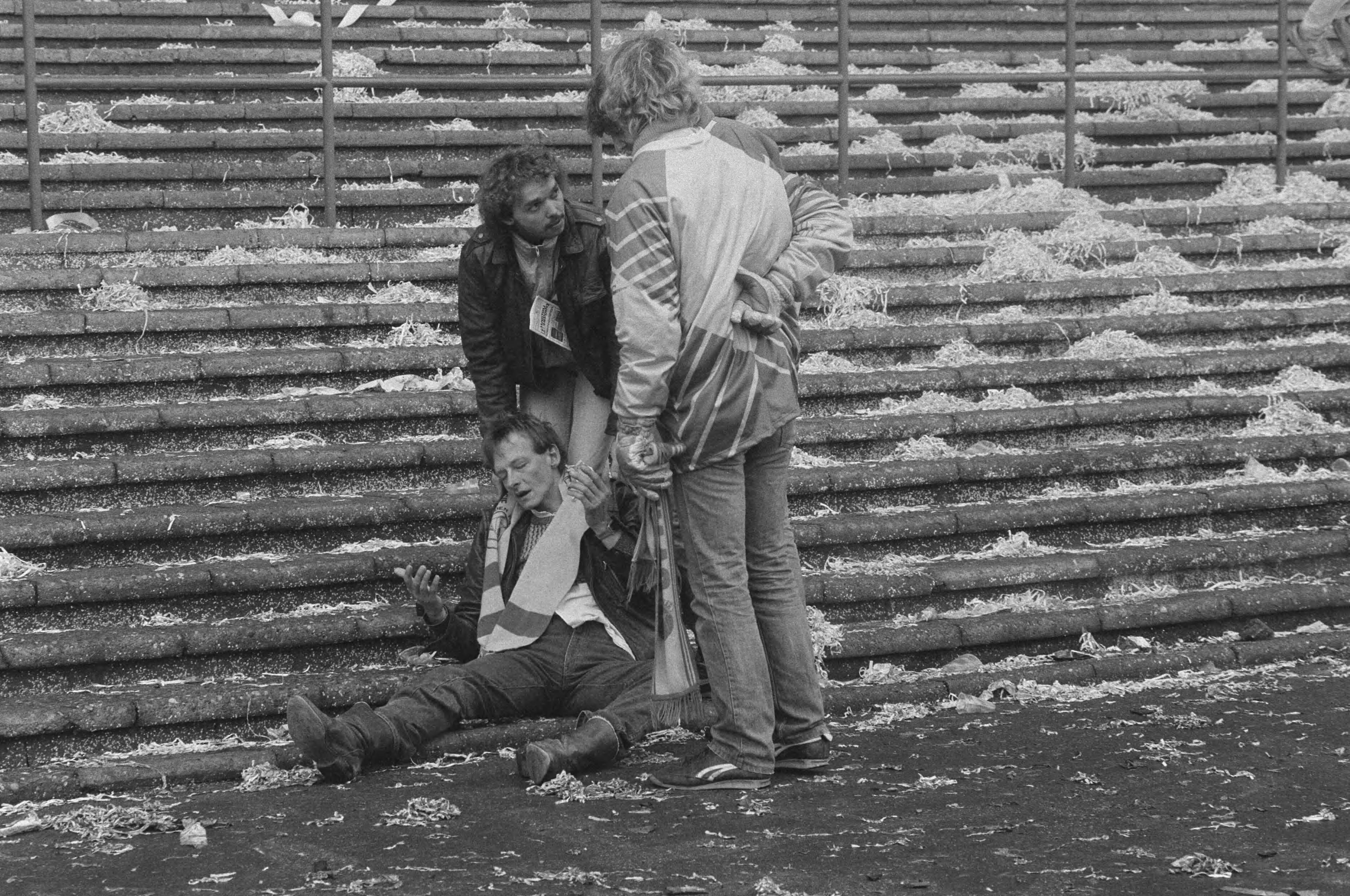 Fotocollectie Anefo — Supportersrellen tijdens Den Haag tegen Ajax in Den Haag ; gewonde supporter — Foto: Molendijk, Bart / Anefo. Licentie: Set B: Rechtenvrij / Publiek Domein. Bron: Nationaal Archief. http://hdl.handle.net/10648/ad5d6370-d0b4-102d-bcf8-003048976d84