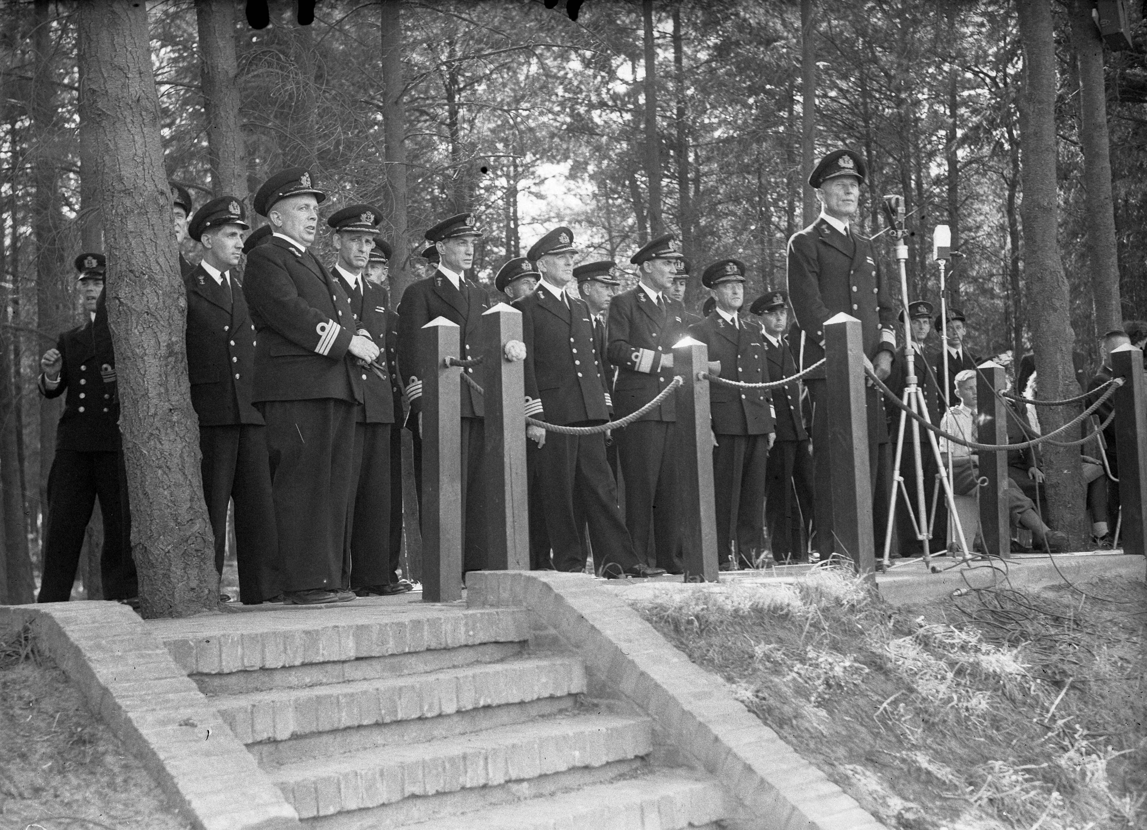 Fotocollectie Anefo — Beëdiging van 29 marine-officieren op het Marine Opleidingskamp te Hilversum. De Commandant der Marine Schout-bij-nacht J.J.L. Willinge houdt een korte toepsraak — Foto: Sagers, Harry / Anefo. Licentie: Set B: Rechtenvrij / Publiek Domein. Bron: Nationaal Archief. http://hdl.handle.net/10648/a8ac97ec-d0b4-102d-bcf8-003048976d84