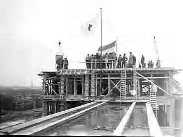 Fotocollectie Anefo — Hijsen van de vlag op het Rode Kruisziekenhuis in Den Haag — Foto: Rossem, Wim van / Anefo. Licentie: Set B: Rechtenvrij / Publiek Domein. Bron: Nationaal Archief. http://hdl.handle.net/10648/a9729154-d0b4-102d-bcf8-003048976d84