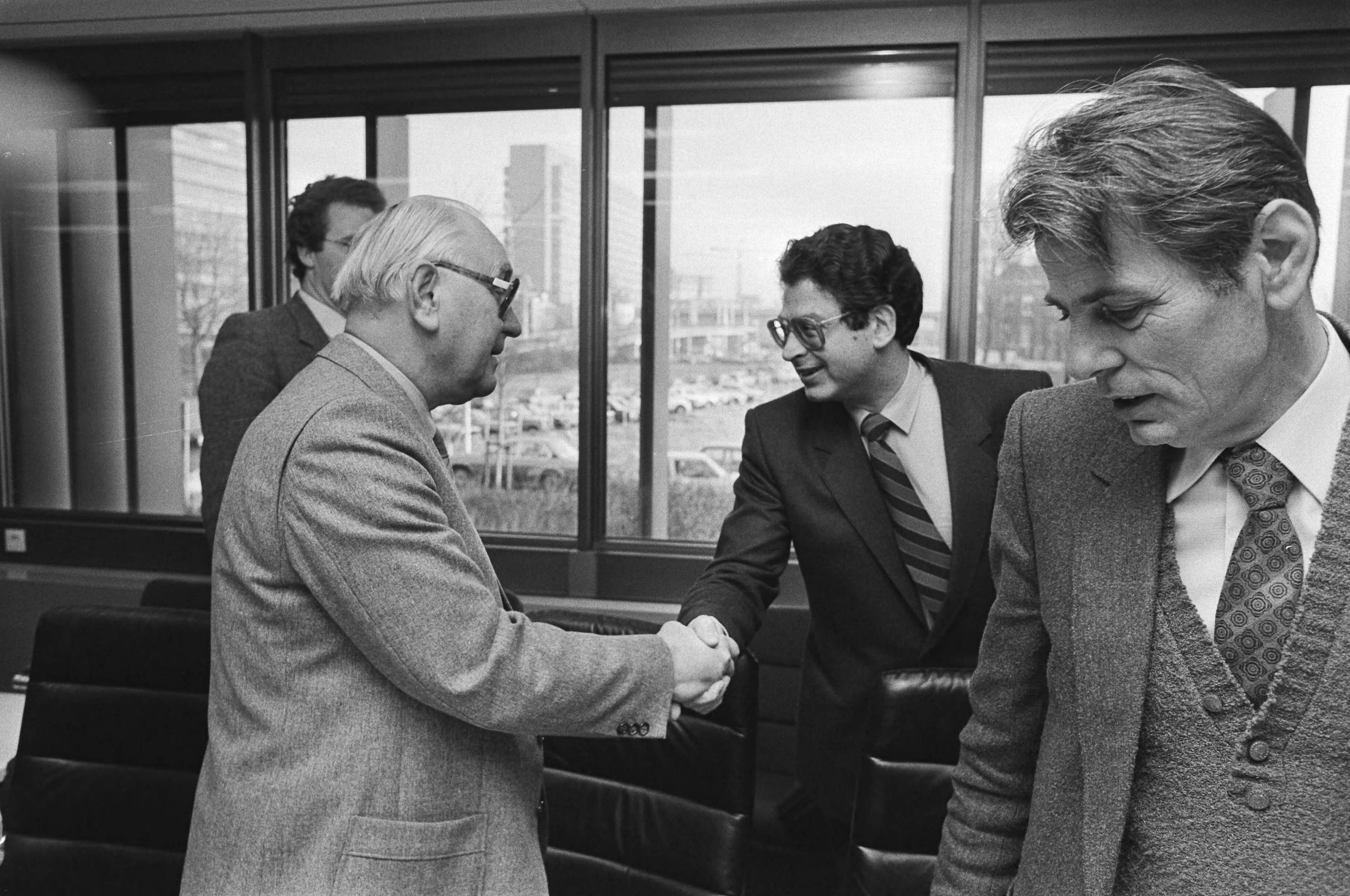 Fotocollectie Anefo — Overleg in Den Haag tussen ambtenarenorganisaties en minister Van Thijn (BiZa). Minister Van Thijn schudt ABVA-voorzitter Dutman de hand — Foto: Bogaerts, Rob / Anefo. Licentie: Set B: Rechtenvrij / Publiek Domein. Bron: Nationaal Archief. http://hdl.handle.net/10648/ad0db4e2-d0b4-102d-bcf8-003048976d84