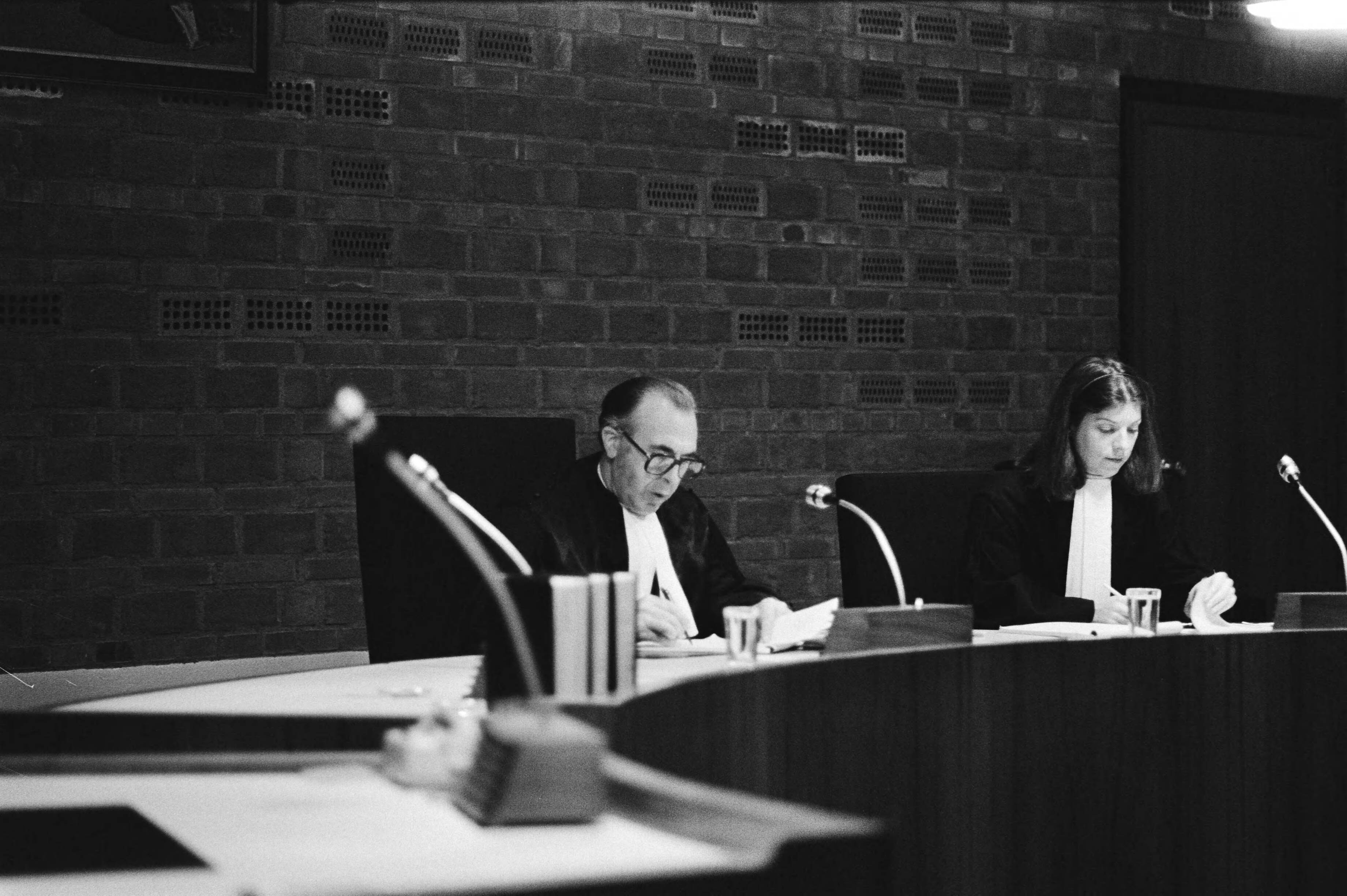 Den Haag , kort geding woonwagenbew tegen de Staat uit protest tegen huidige Woonwagenwet — Voorzitter en lid van de rechtbank — Foto: Suyk, Koen / Anefo. Licentie: Set B: Rechtenvrij / Publiek Domein. Bron: Nationaal Archief. http://hdl.handle.net/10648/acd52032-d0b4-102d-bcf8-003048976d84