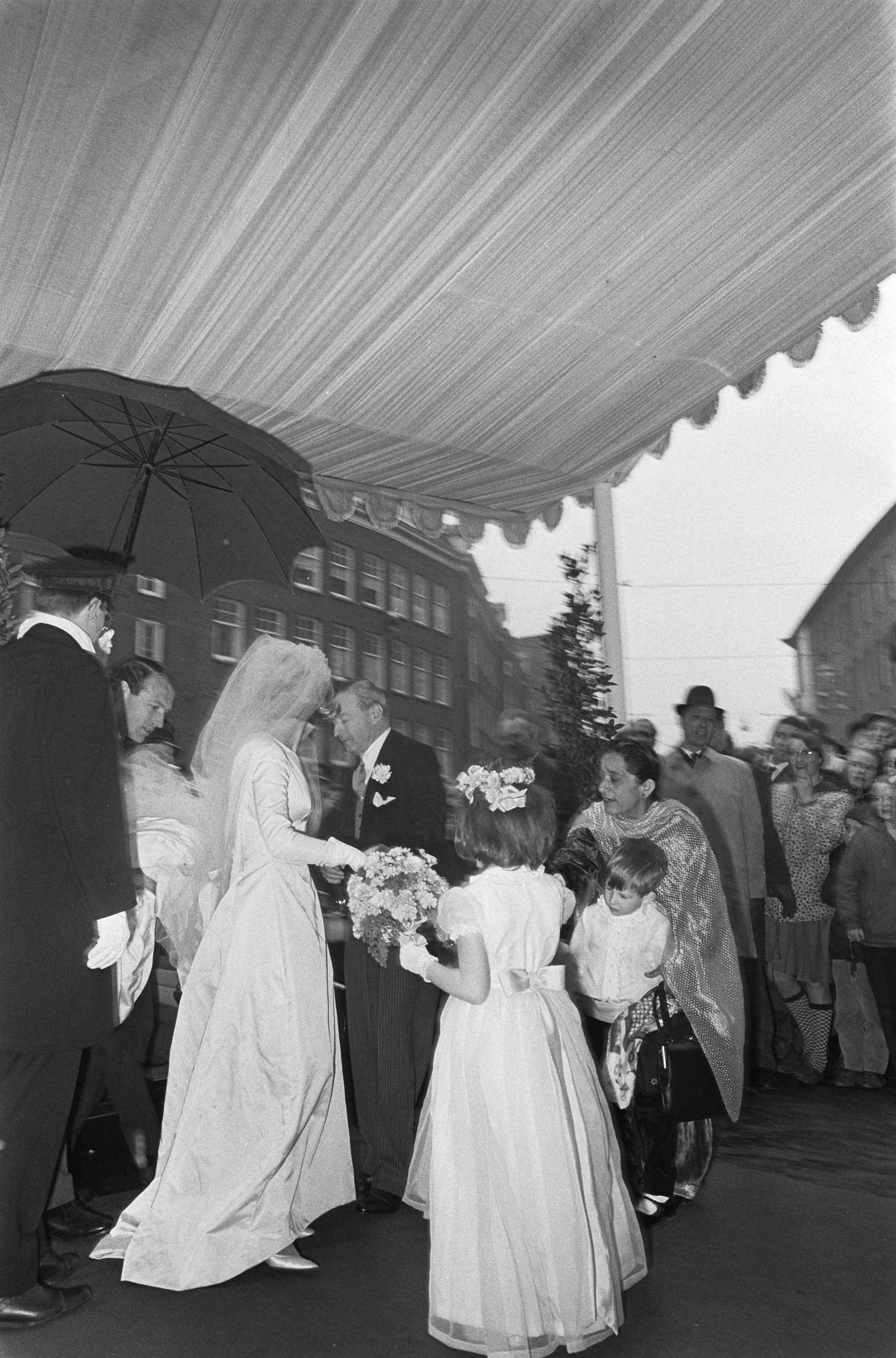 Huwelijk prins Karl von Hessen en gravin Yvonne Szapary in Den Haag — Aankomst gravin Yvonne Szapary bij kerk — Foto: Fotograaf Onbekend / Anefo. Licentie: Set B: Rechtenvrij / Publiek Domein. Bron: Nationaal Archief. http://hdl.handle.net/10648/aae5ec7a-d0b4-102d-bcf8-003048976d84