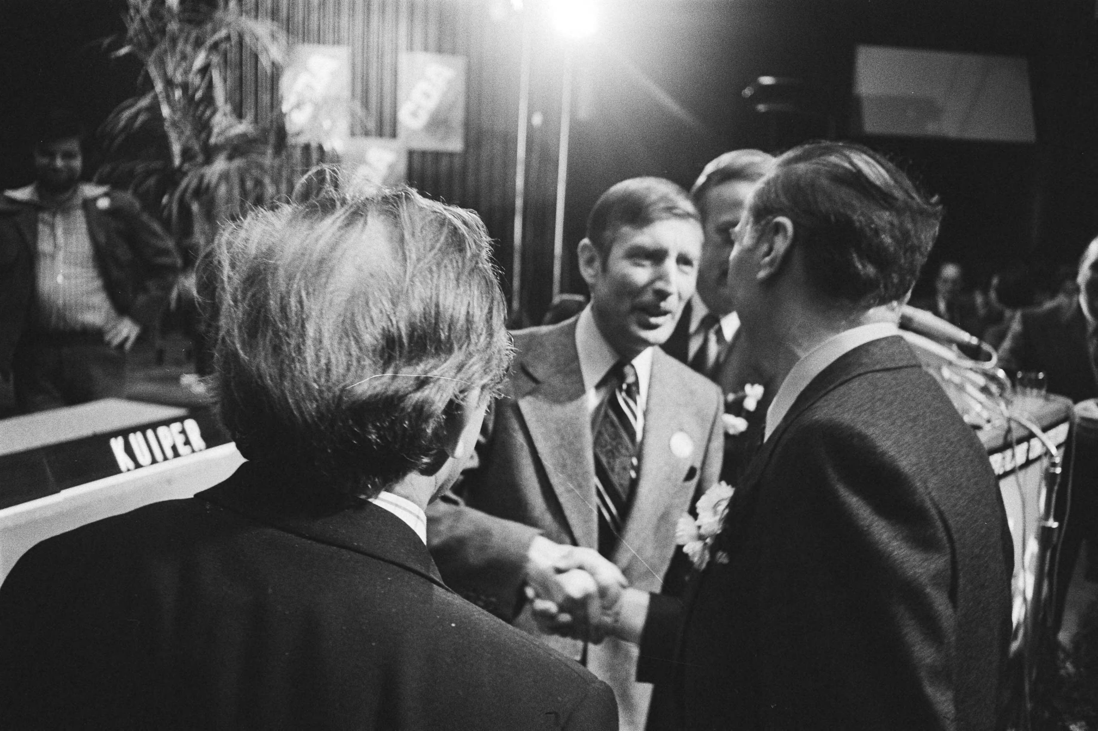 Fotocollectie Anefo — CDA-congres in Den Haag (2e dag); Van Agt wordt gefeliciteerd — Foto: Verhoeff, Bert / Anefo. Licentie: Set B: Rechtenvrij / Publiek Domein. Bron: Nationaal Archief. http://hdl.handle.net/10648/ac91d976-d0b4-102d-bcf8-003048976d84