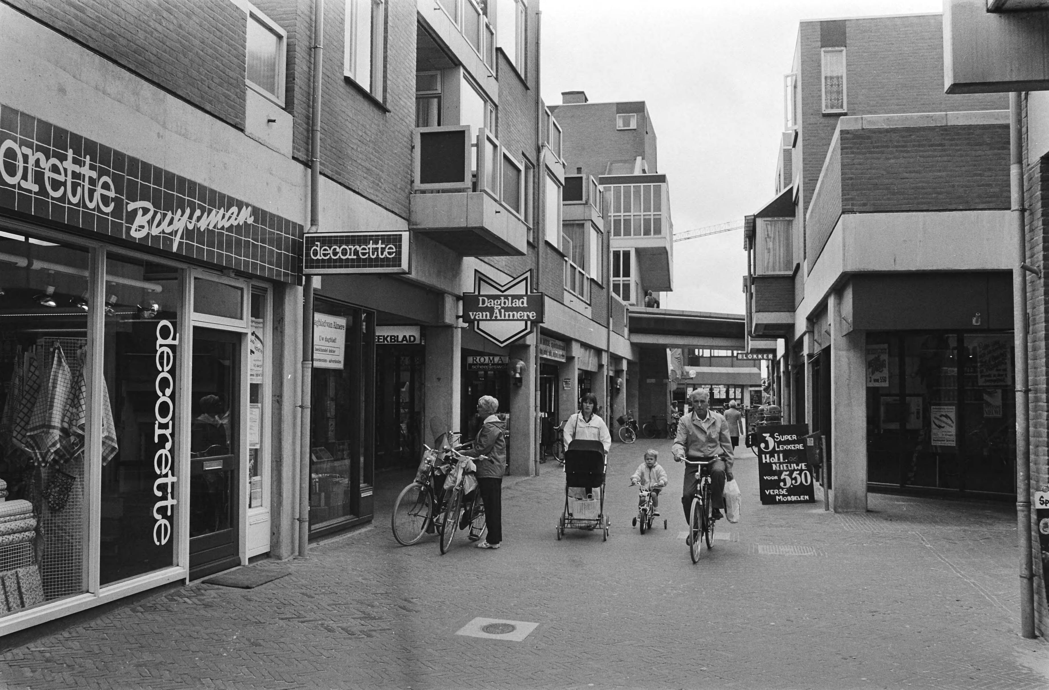 Verkiezing op 21 september aanstaande in Almere en Zeewol voor 1e gemeenteraad — Winkelstraat in Almere — Foto: Antonisse, Marcel / Anefo. Licentie: Set B: Rechtenvrij / Publiek Domein. Bron: Nationaal Archief. http://hdl.handle.net/10648/ad2d5360-d0b4-102d-bcf8-003048976d84