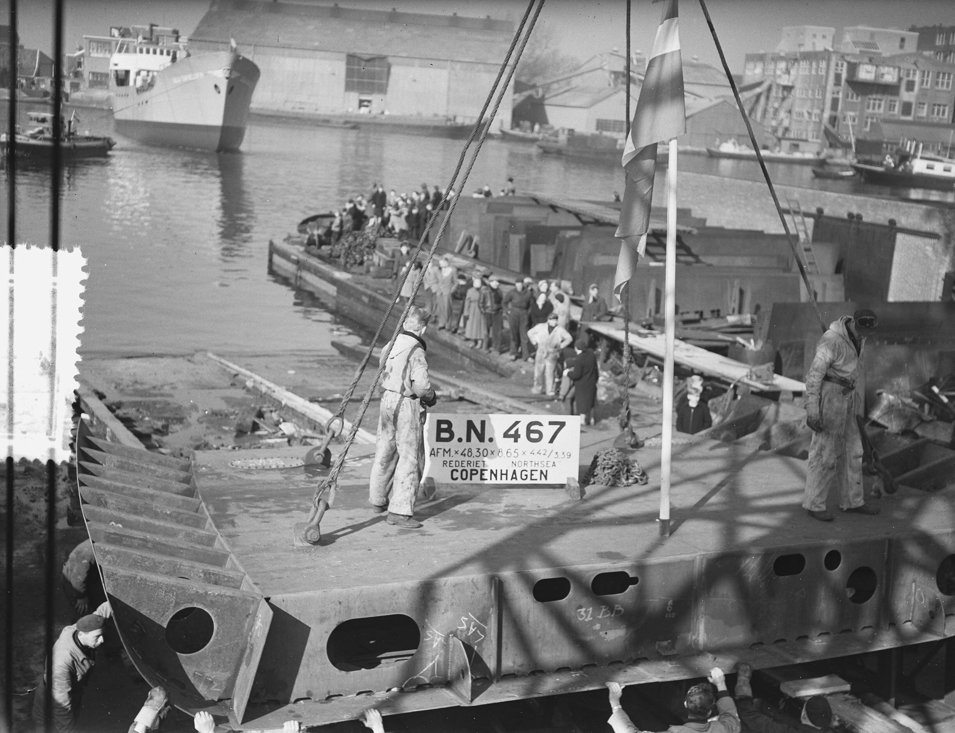 Tewaterlating van het m.s. "Ulla Danielsen" bij de Zaanlandse Scheepsbouw Maatschappij — Foto: Bilsen, Joop van / Anefo. — Licentie: Set B: Rechtenvrij / Publiek Domein. Bron: Nationaal Archief. http://hdl.handle.net/10648/a9444b00-d0b4-102d-bcf8-003048976d84