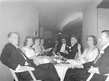 Fotocollectie Anefo — Lustrumviering van de tandheelkundige studentenvereniging "John Tomes" te Utrecht — Foto: Bilsen, Joop van / Anefo. Licentie: Set B: Rechtenvrij / Publiek Domein. Bron: Nationaal Archief. http://hdl.handle.net/10648/a96e6732-d0b4-102d-bcf8-003048976d84
