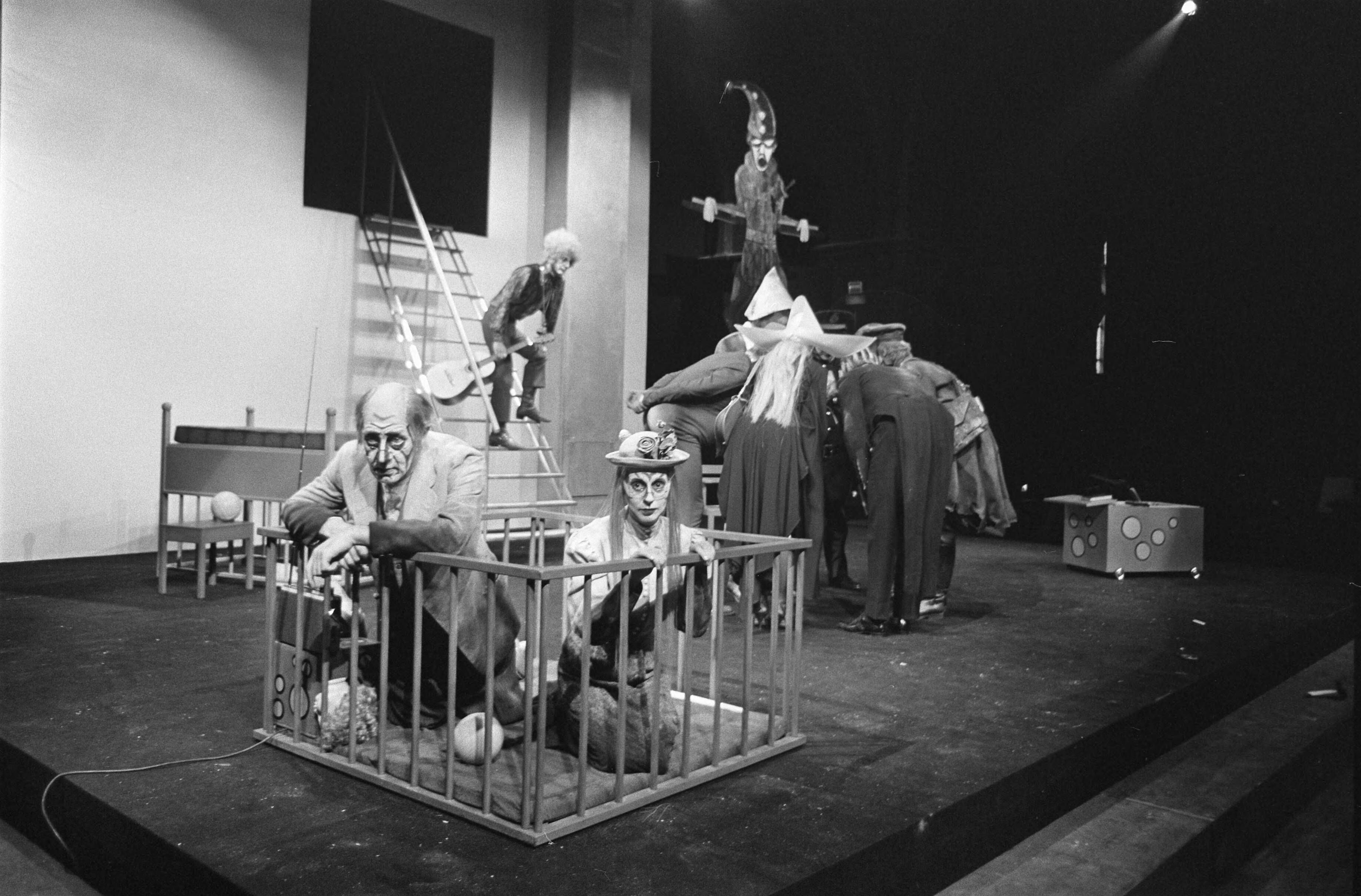 Fotocollectie Anefo — Haagse Comedie opent nieuw theater "Hot" in Den Haag . Nummers 9.10 Foyer — Foto: Evers, Joost / Anefo. Licentie: Set B: Rechtenvrij / Publiek Domein. Bron: Nationaal Archief. http://hdl.handle.net/10648/ab7f4cb2-d0b4-102d-bcf8-003048976d84