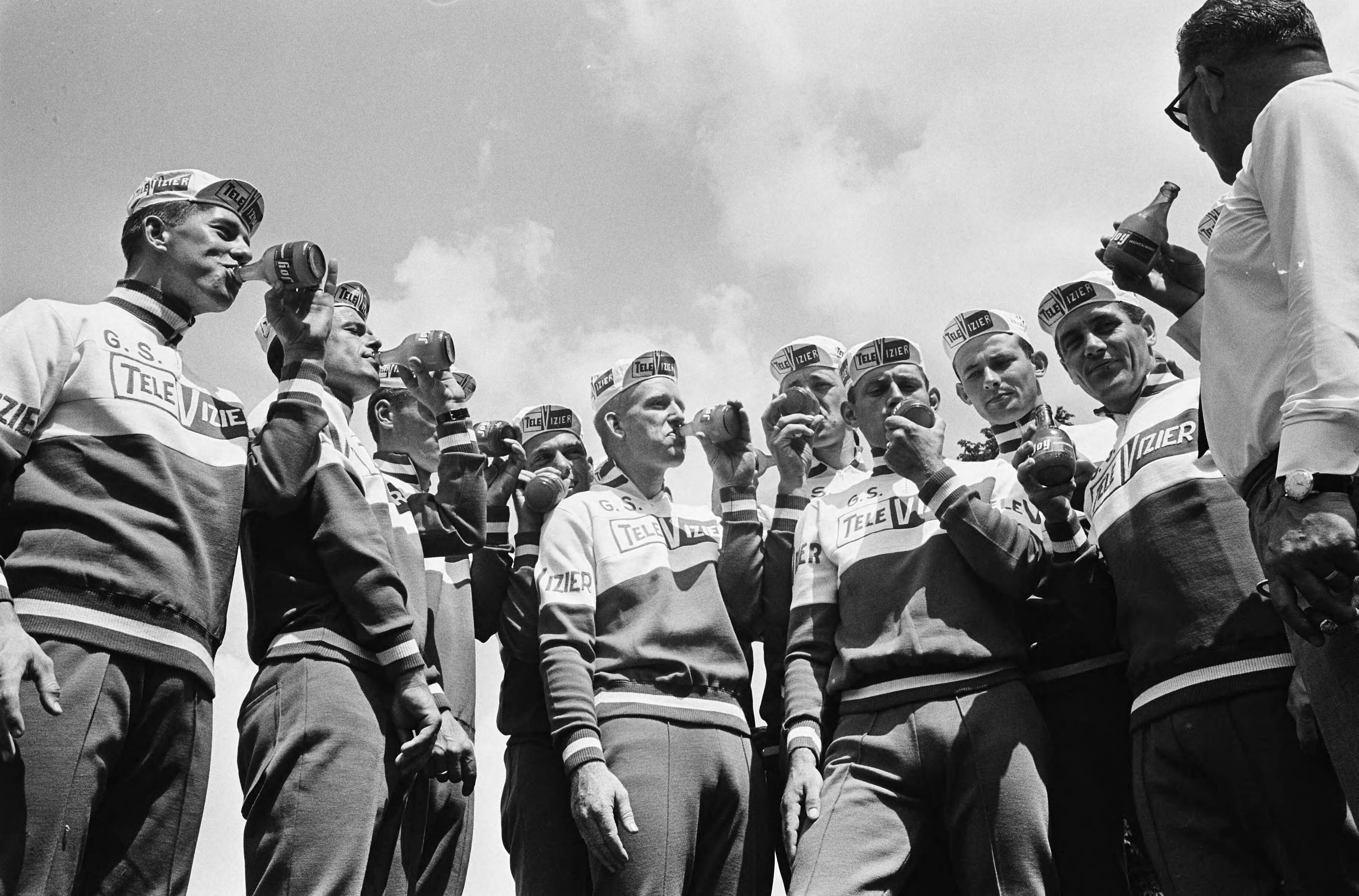 Fotocollectie Anefo — Persconferentie Tour de France ploeg in Breda — Foto: Pot, Harry / Anefo. Licentie: Set B: Rechtenvrij / Publiek Domein. Bron: Nationaal Archief. http://hdl.handle.net/10648/aa6c75d4-d0b4-102d-bcf8-003048976d84