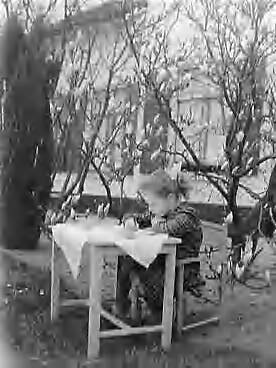 Fotocollectie Anefo — Bloeiende magnolias met meisje bij Vleuten — Foto: Rossem, Wim van / Anefo. Licentie: Set B: Rechtenvrij / Publiek Domein. Bron: Nationaal Archief. http://hdl.handle.net/10648/a97a9b06-d0b4-102d-bcf8-003048976d84