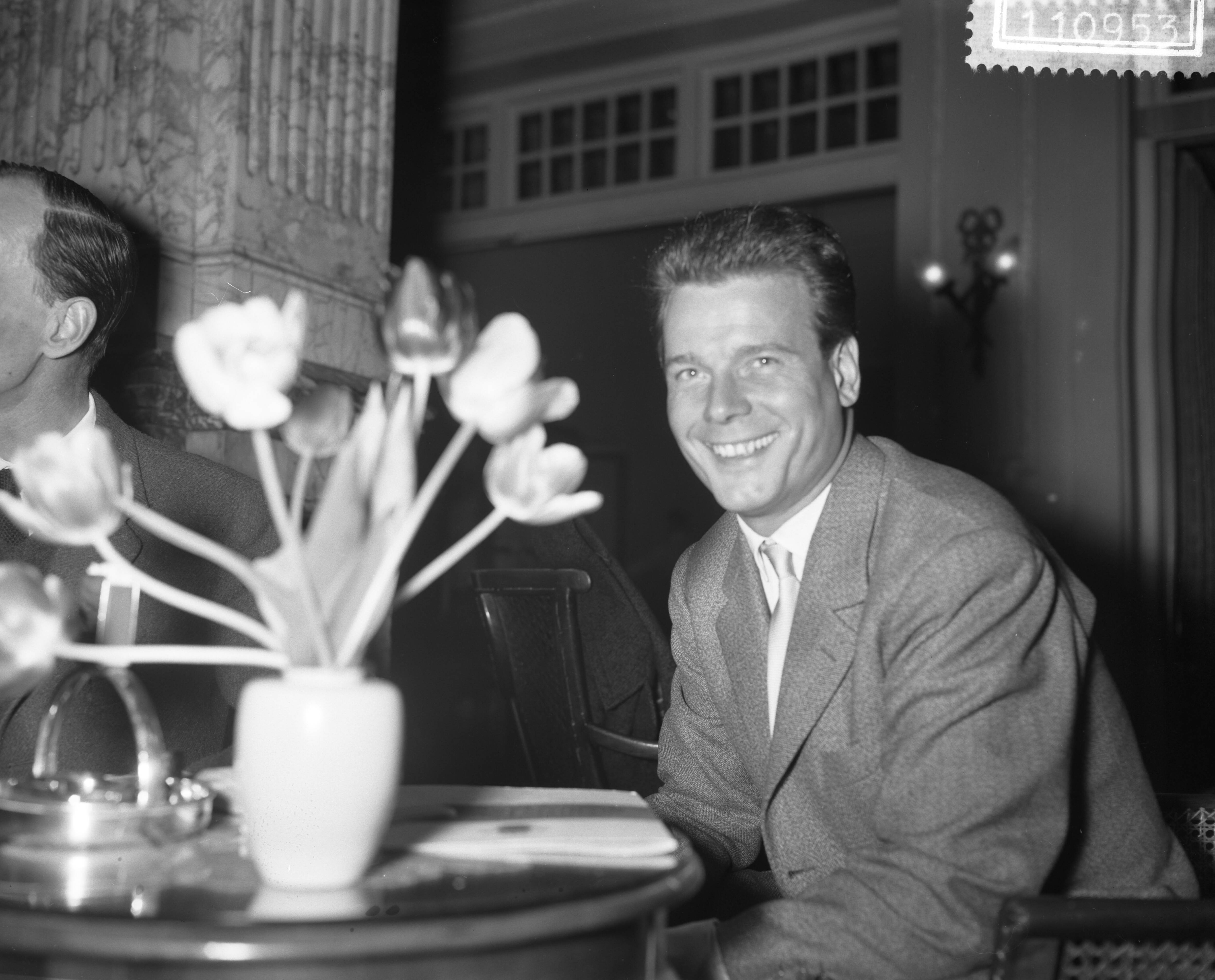 Fotocollectie Anefo — Aankomst Comedie Française te Den Haag , Jean Piat — Foto: Bilsen, Joop van / Anefo. Licentie: Set B: Rechtenvrij / Publiek Domein. Bron: Nationaal Archief. http://hdl.handle.net/10648/a9aa2c5e-d0b4-102d-bcf8-003048976d84