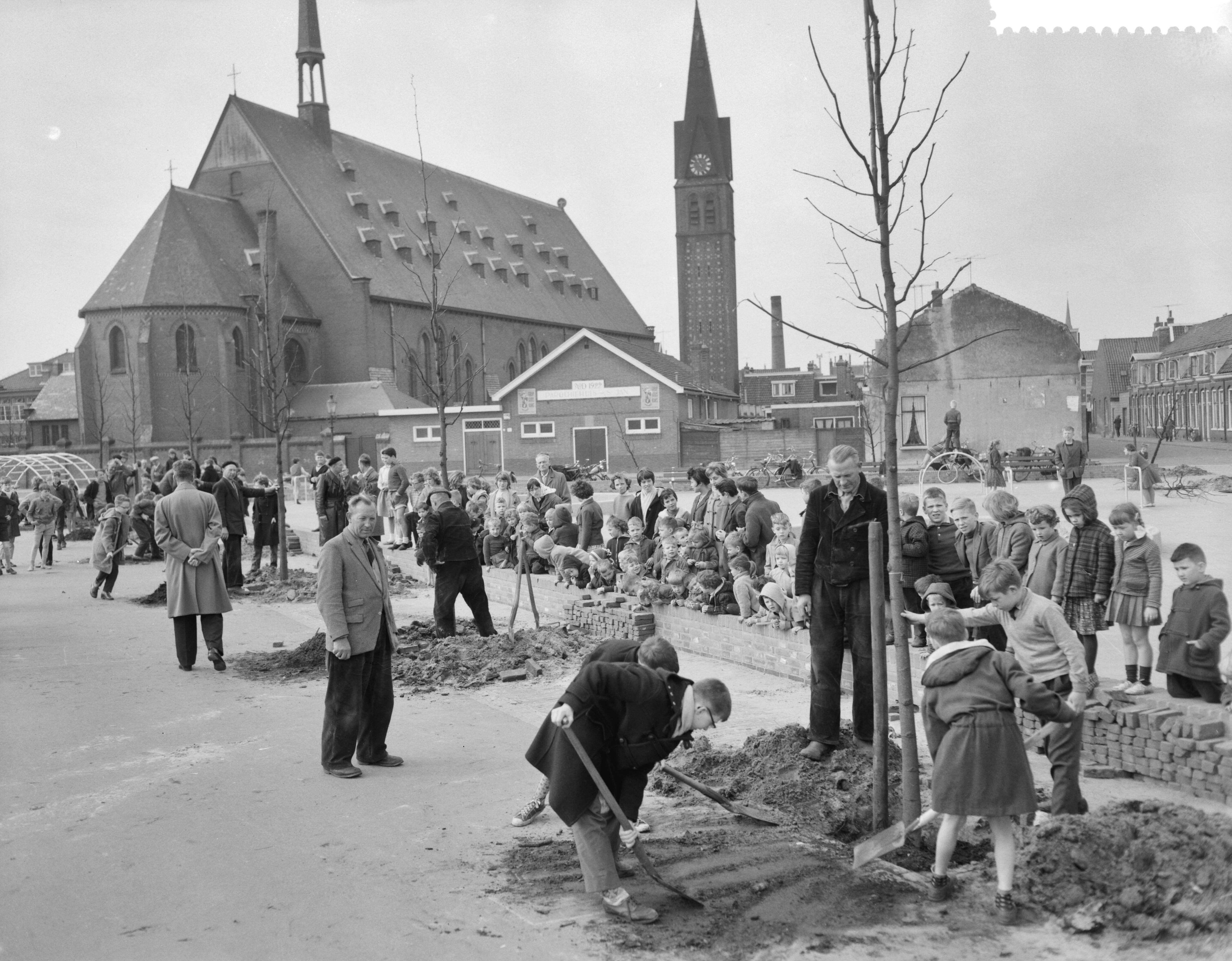 Fotocollectie Anefo — Boomplantdag in Haarlem, platen op het Teijlerplein — Foto: Pot, Harry / Anefo. Licentie: Set B: Rechtenvrij / Publiek Domein. Bron: Nationaal Archief. http://hdl.handle.net/10648/a9abfcdc-d0b4-102d-bcf8-003048976d84