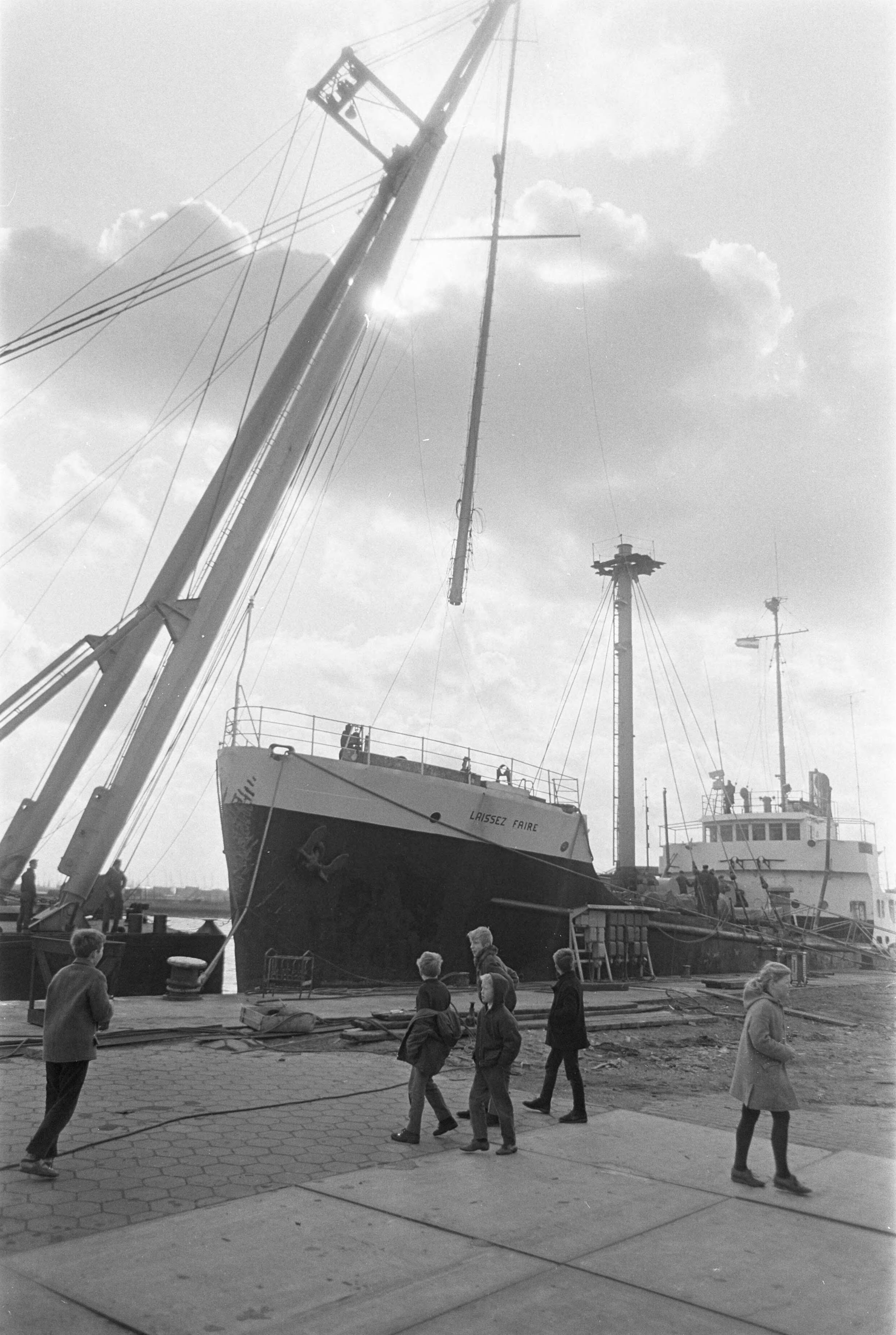 Fotocollectie Anefo — Radioschip Dolfijn , Laisses Faire bij de ZSM te Zaand voor nieuwe mast — Foto: Nijs, Jac. de / Anefo. Licentie: Set B: Rechtenvrij / Publiek Domein. Bron: Nationaal Archief. http://hdl.handle.net/10648/ab12d8fc-d0b4-102d-bcf8-003048976d84