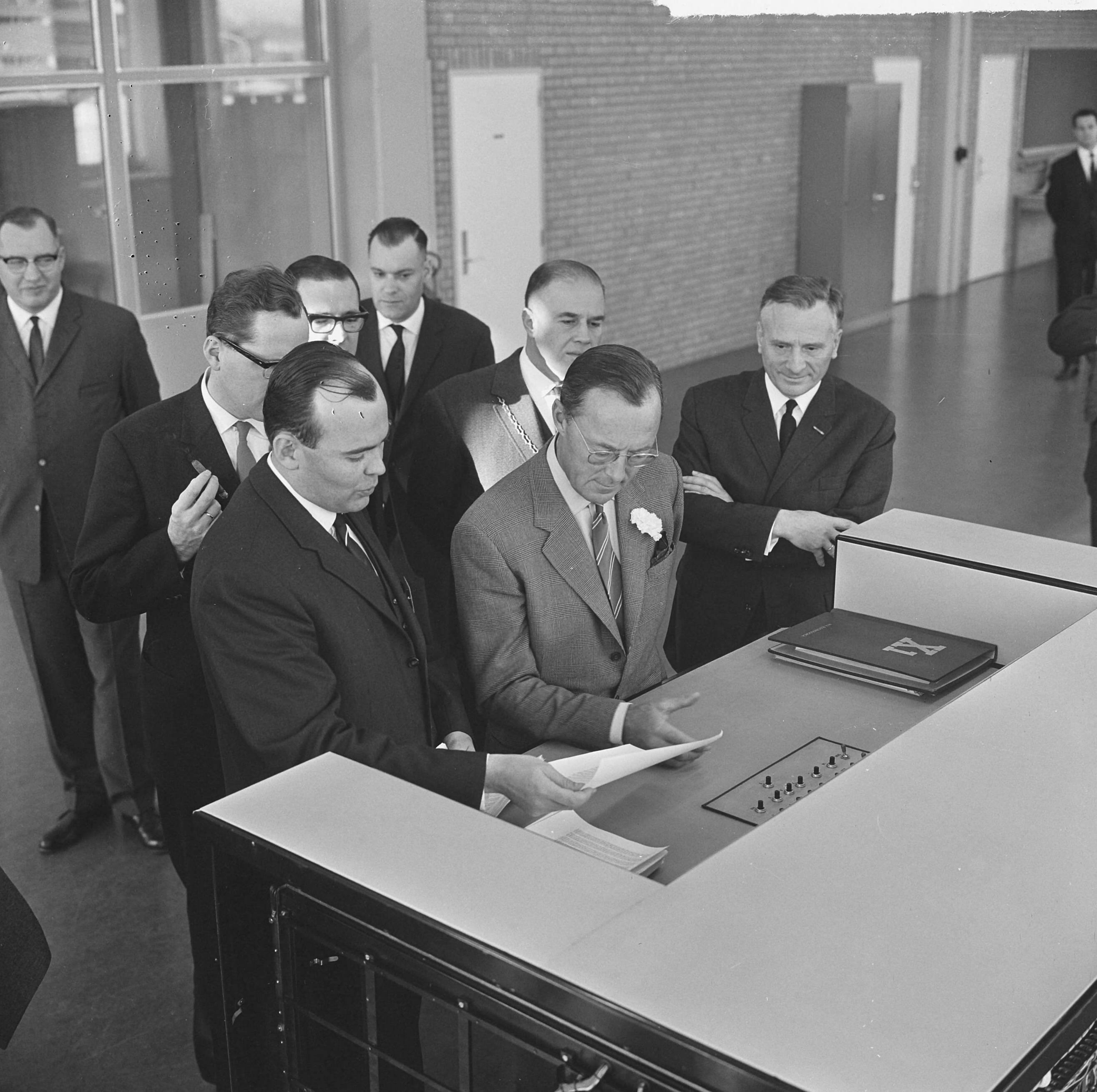 Fotocollectie Anefo — Prins Bernhard opende computerfabriek N.V. Electrologica te Rijswijk, de prins tijdens rondgang. Links ir. C Kuypers — Foto: Koch, Eric / Anefo. Licentie: Set B: Rechtenvrij / Publiek Domein. Bron: Nationaal Archief. http://hdl.handle.net/10648/aa84d8a4-d0b4-102d-bcf8-003048976d84