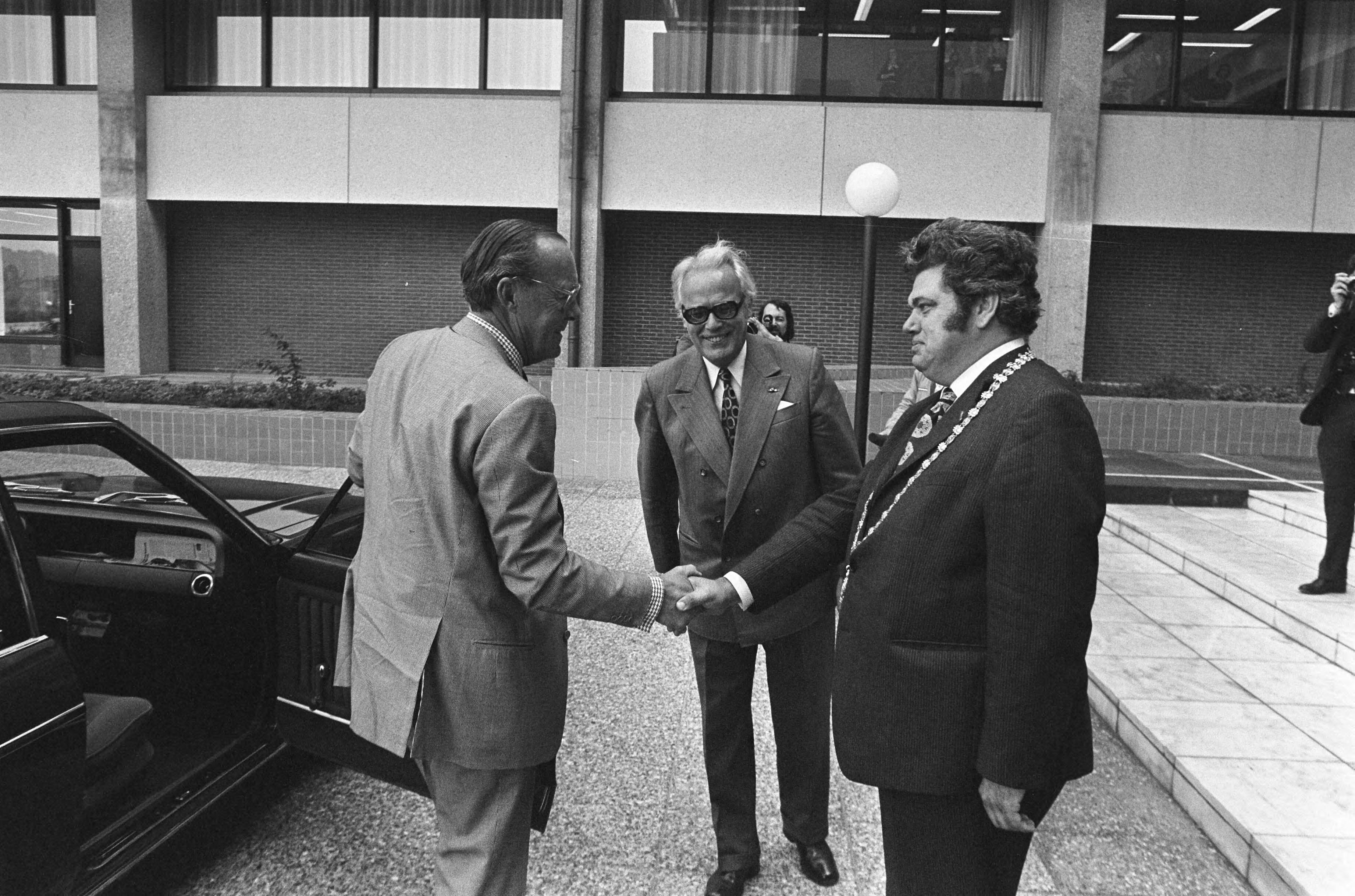Fotocollectie Anefo — Prins Bernhard opent nieuw hoofdkantoor van AMEV in Utrecht; Prins Bernhard wordt begroet door burgemeester Vonhoff (r) — Foto: Punt, W. / Anefo. Licentie: Set B: Rechtenvrij / Publiek Domein. Bron: Nationaal Archief. http://hdl.handle.net/10648/ac555c6c-d0b4-102d-bcf8-003048976d84