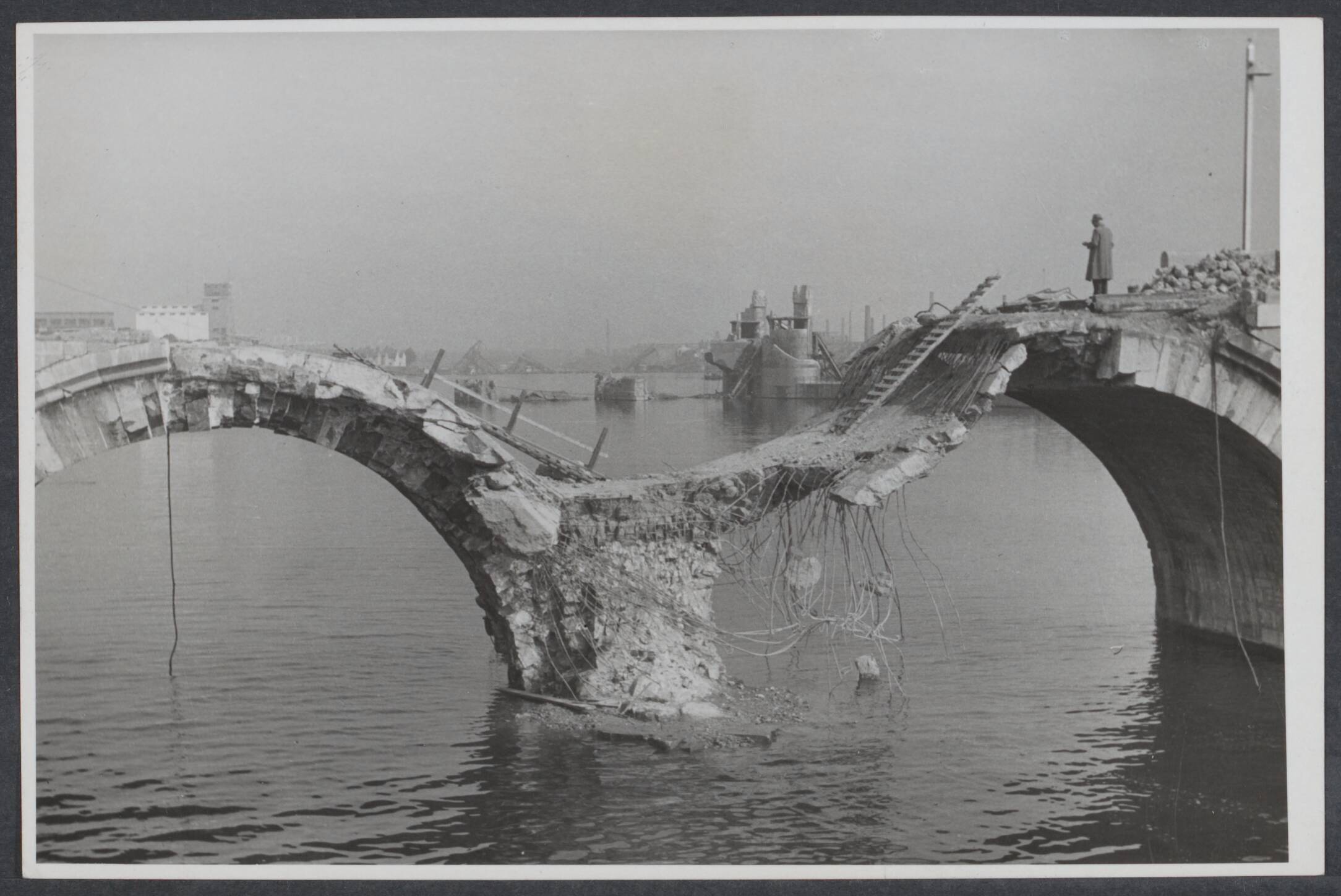 Nederland front, 1944 — De verwoeste bruggen van Maastricht — Foto: R.K. Foto-persbureau "Het Zuiden" / Rechtenvrij. Licentie: Set B: Rechtenvrij / Publiek Domein. Bron: Nationaal Archief. http://hdl.handle.net/10648/8566fb4b-ff22-4405-49ce-0c1fbd1d4cf0