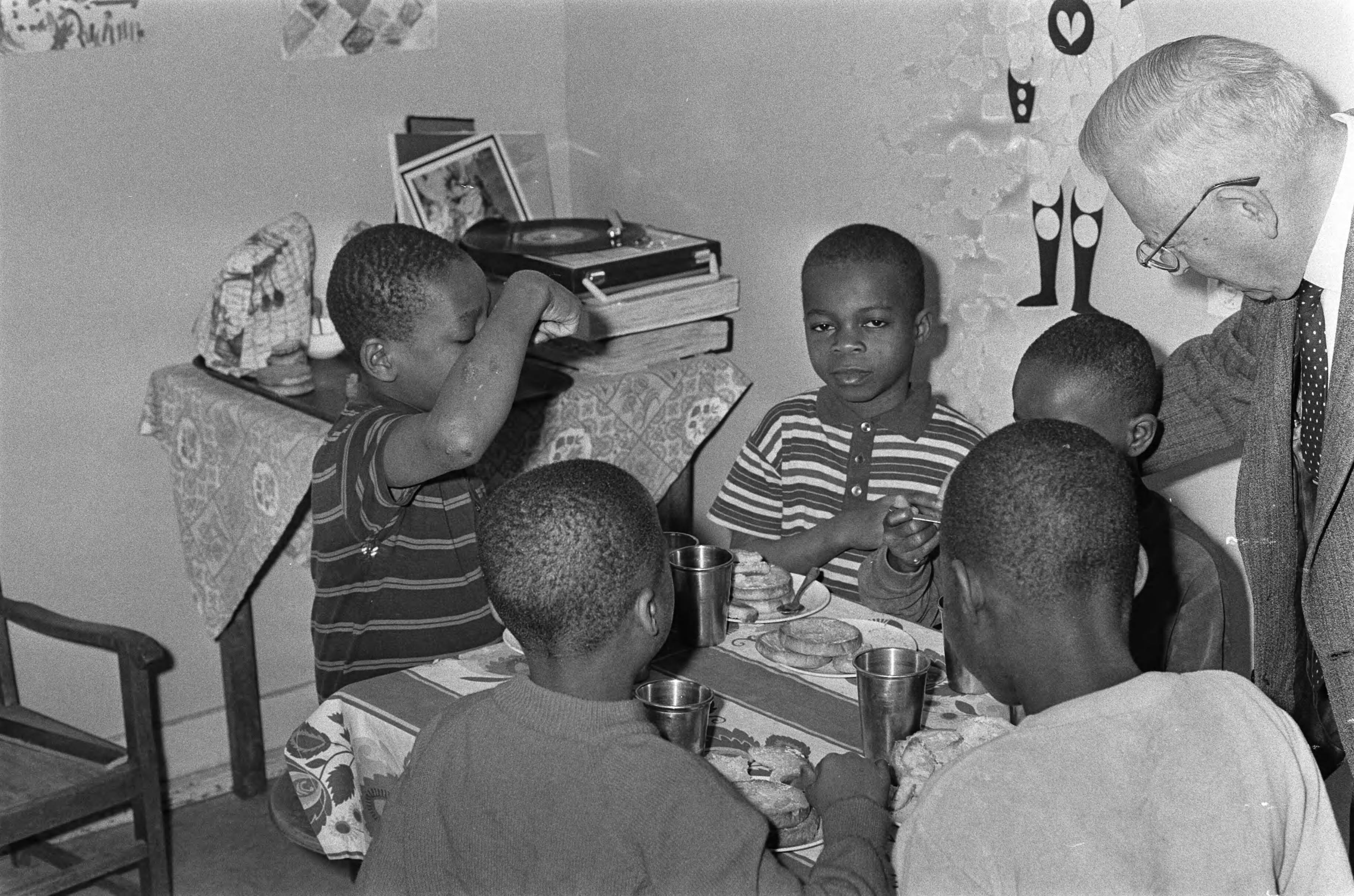 Fotocollectie Anefo — Opdracht Volkskrant Biafraanse kinderen in kliniek te Huizen — Foto: Verhoeff, Bert / Anefo. Licentie: Set B: Rechtenvrij / Publiek Domein. Bron: Nationaal Archief. http://hdl.handle.net/10648/ab667ec6-d0b4-102d-bcf8-003048976d84