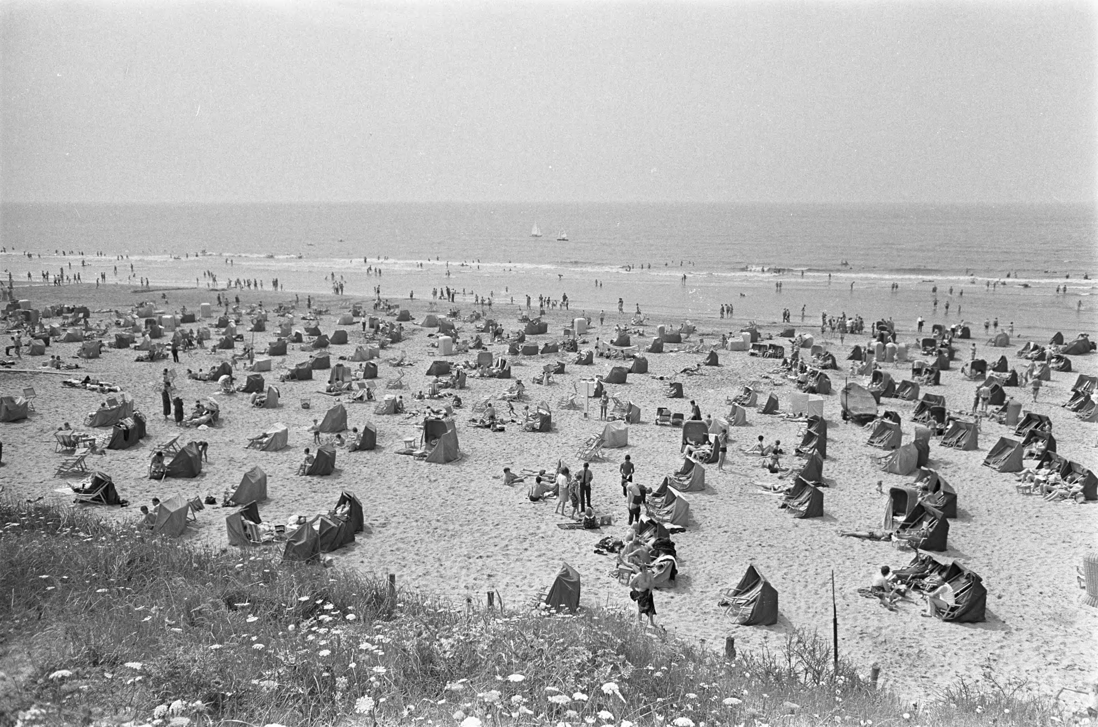 Fotocollectie Anefo — Invasie aan Noordzeestrand. Zandvoort omstreeks 14.00u. zondag — Foto: Nijs, Jac. de / Anefo. Licentie: Set B: Rechtenvrij / Publiek Domein. Bron: Nationaal Archief. http://hdl.handle.net/10648/ab1fd700-d0b4-102d-bcf8-003048976d84