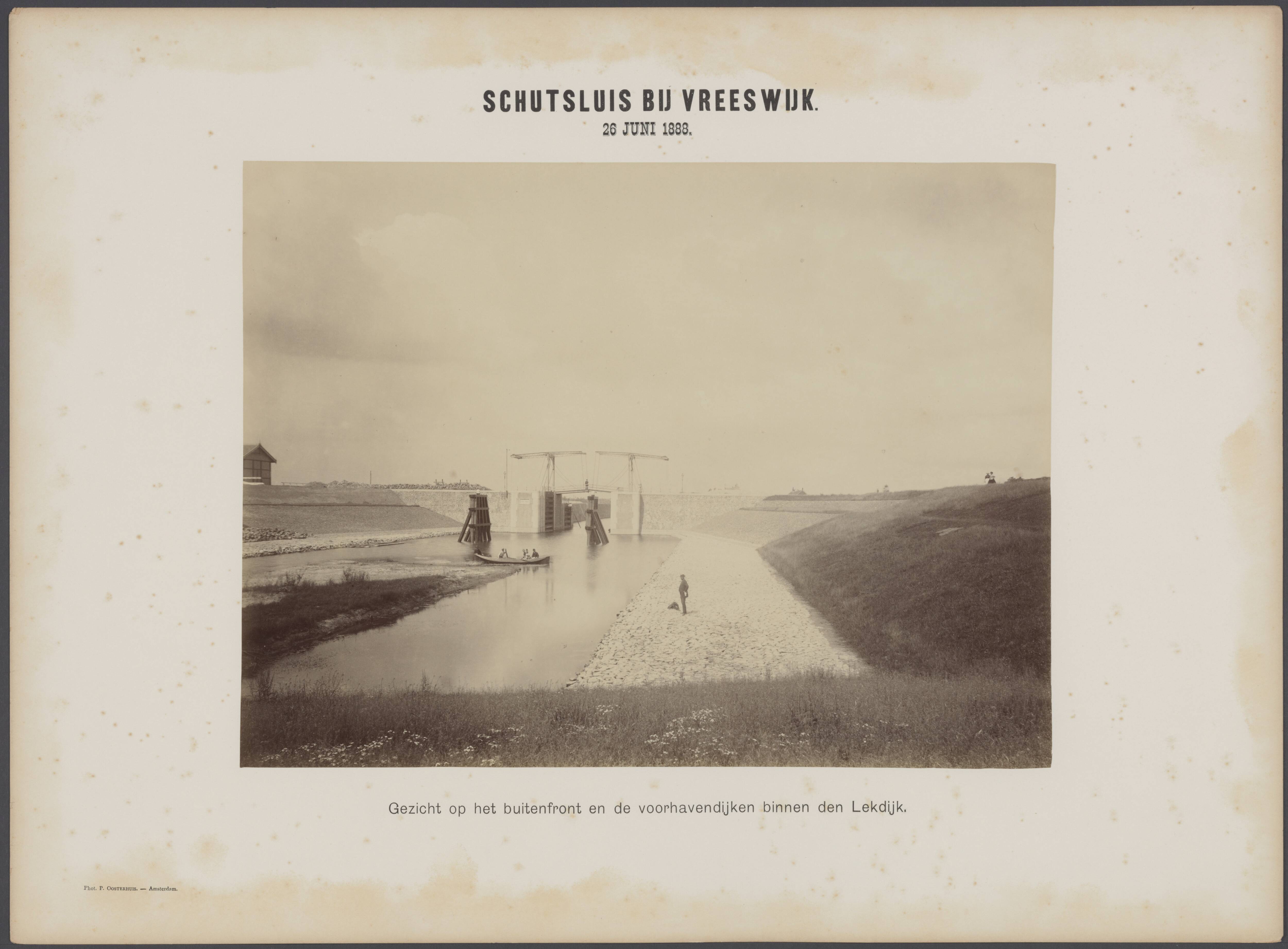 Merwedekanaal ten zuiden van Utrecht — Bouw van een schutsluis bij Vreeswijk .Gezicht op het buitenfront en de voorhavendijken binnen de Lekdijk — Foto: Oosterhuis, Pieter. Licentie: Set B: Rechtenvrij / Publiek Domein. Bron: Nationaal Archief. http://hdl.handle.net/10648/af0b7540-d0b4-102d-bcf8-003048976d84