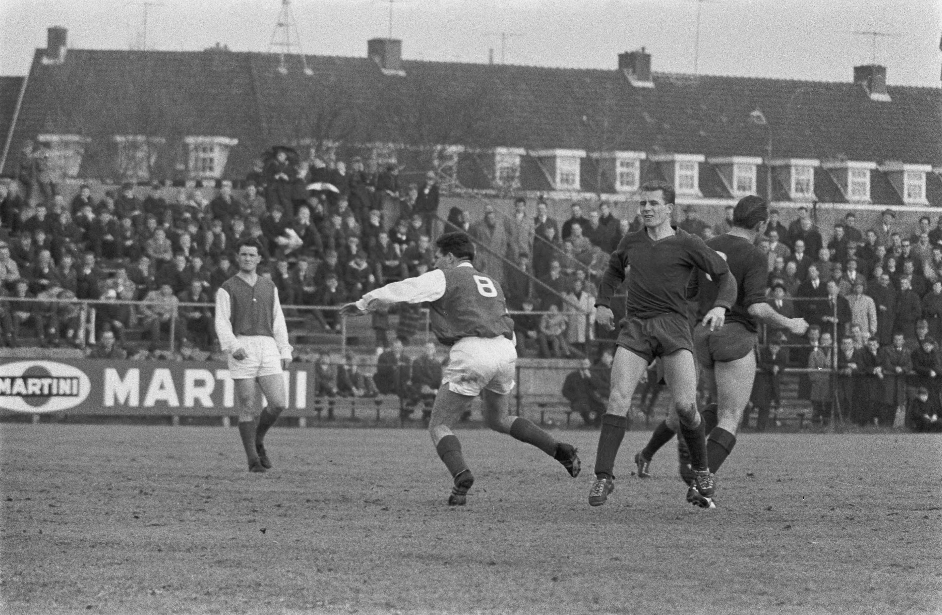 Fotocollectie Anefo — Voetbal. Haarlem tegen HVC 2-2. Spelmomenten — Foto: Gelderen, Hugo van / Anefo. Licentie: Set B: Rechtenvrij / Publiek Domein. Bron: Nationaal Archief. http://hdl.handle.net/10648/aa2e4a98-d0b4-102d-bcf8-003048976d84