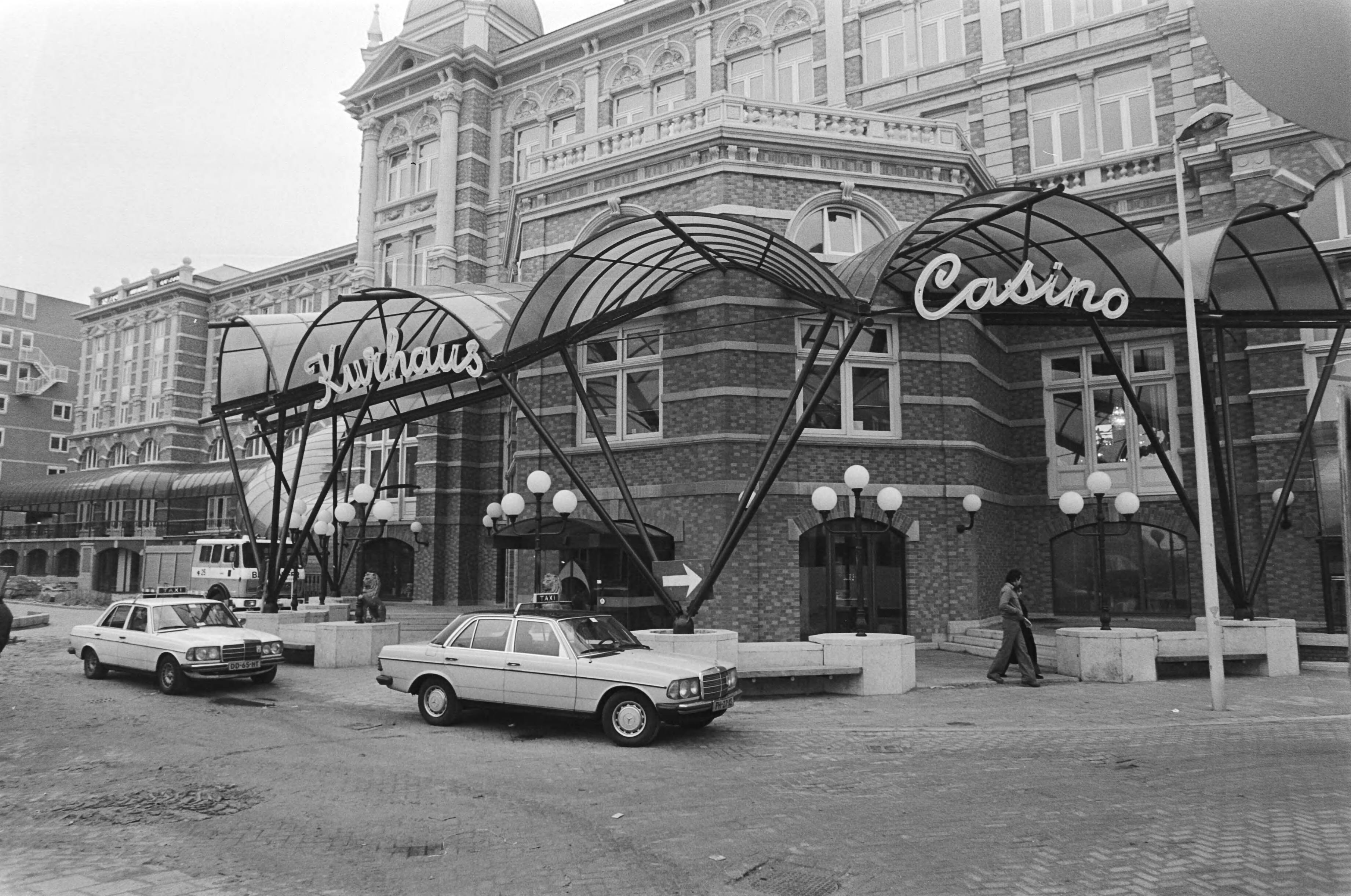 Fotocollectie Anefo — Exterieur van het casino in het Kurhaus in Scheveningen — Foto: Dijk, Hans van / Anefo. Licentie: Set B: Rechtenvrij / Publiek Domein. Bron: Nationaal Archief. http://hdl.handle.net/10648/acf43512-d0b4-102d-bcf8-003048976d84