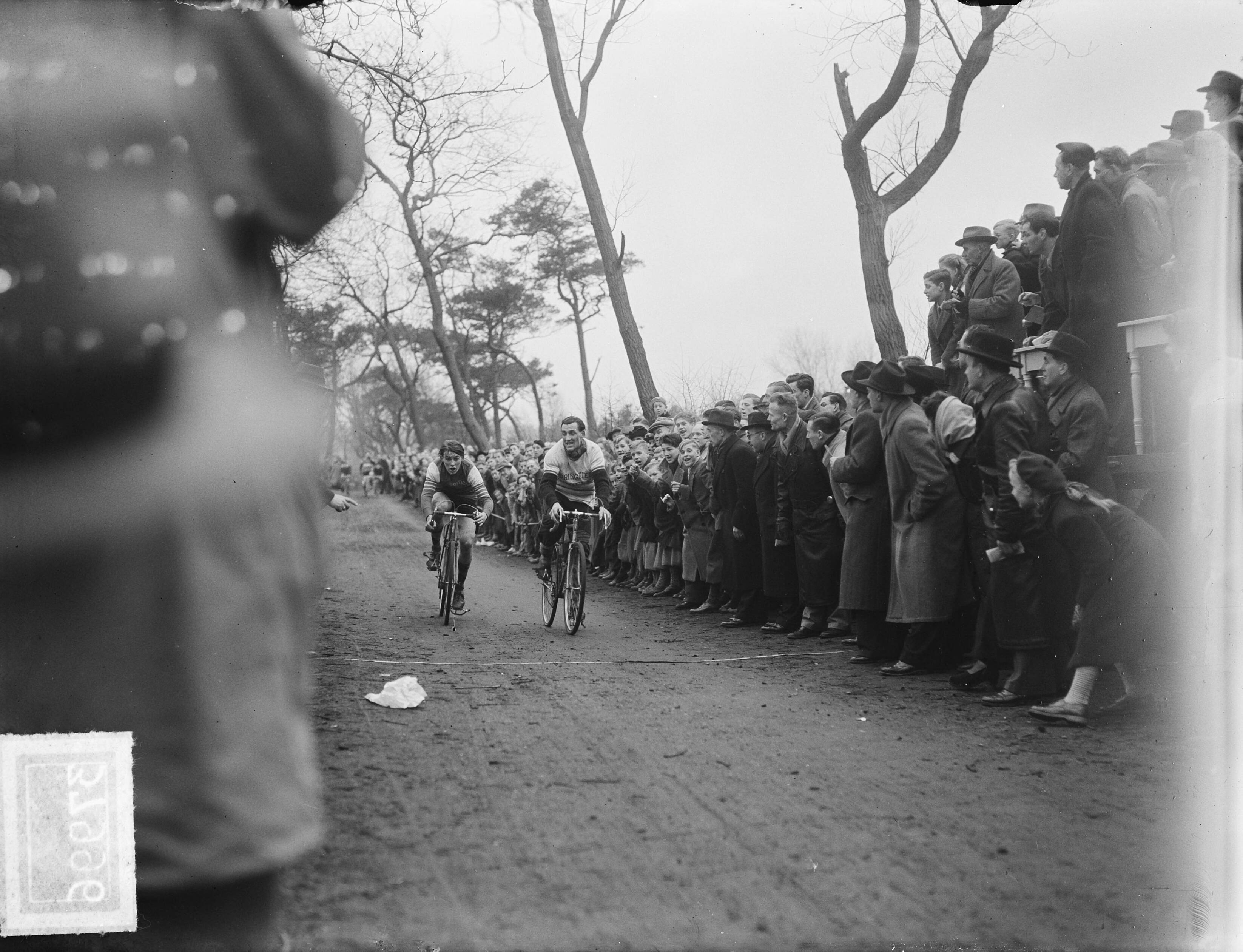 Fotocollectie Anefo — Cyclecross Bloemendaal, finish Gerrit Voorting (l) en [Piet van Roon] — Foto: Nijs, Jac. de / Anefo. Licentie: Set B: Rechtenvrij / Publiek Domein. Bron: Nationaal Archief. http://hdl.handle.net/10648/a8d3ceca-d0b4-102d-bcf8-003048976d84