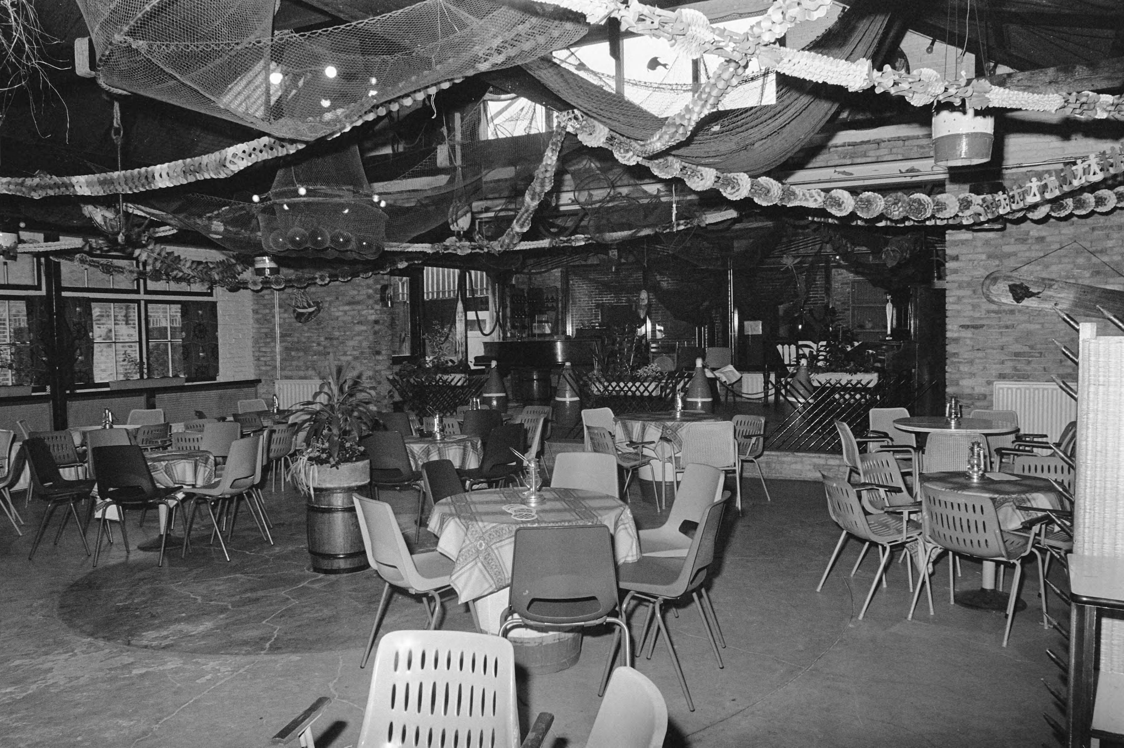 Fotocollectie Anefo — Cafe-restaurant Stuttenburgh in Monnickendam, opdracht Hotelrevue — Foto: Mieremet, Rob / Anefo. Licentie: Set B: Rechtenvrij / Publiek Domein. Bron: Nationaal Archief. http://hdl.handle.net/10648/ac00d868-d0b4-102d-bcf8-003048976d84
