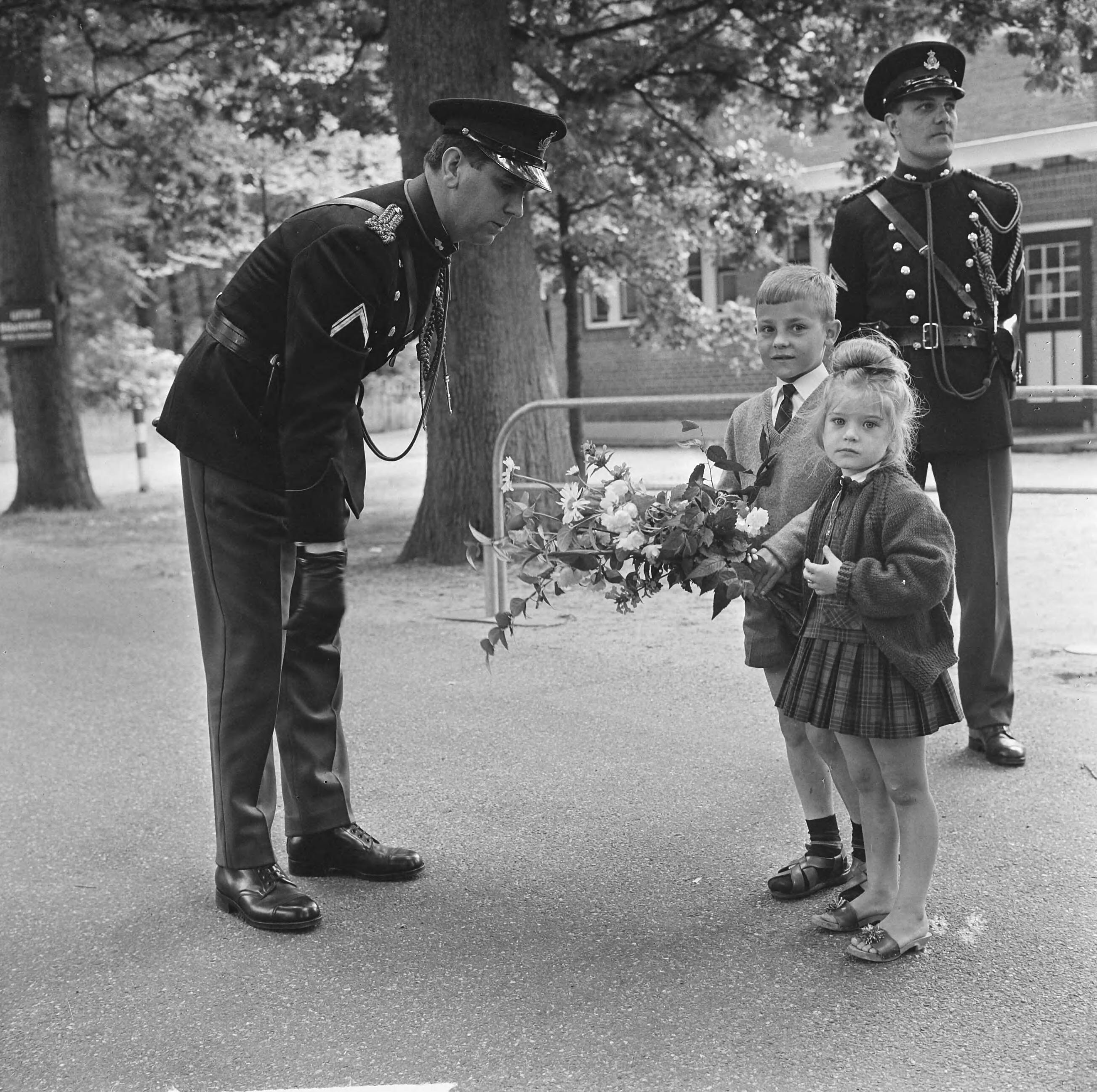 Verloving prinses Beatrix en Claus von Amsberg — Drukte rond verloving prinses Beatrix en Claus von Amsberg, een jongen en meisje brengen alvast bloemen bij Drakensteijn — Foto: Koch, Eric / Anefo. Licentie: Set B: Rechtenvrij / Publiek Domein. Bron: Nationaal Archief. http://hdl.handle.net/10648/aab05b28-d0b4-102d-bcf8-003048976d84