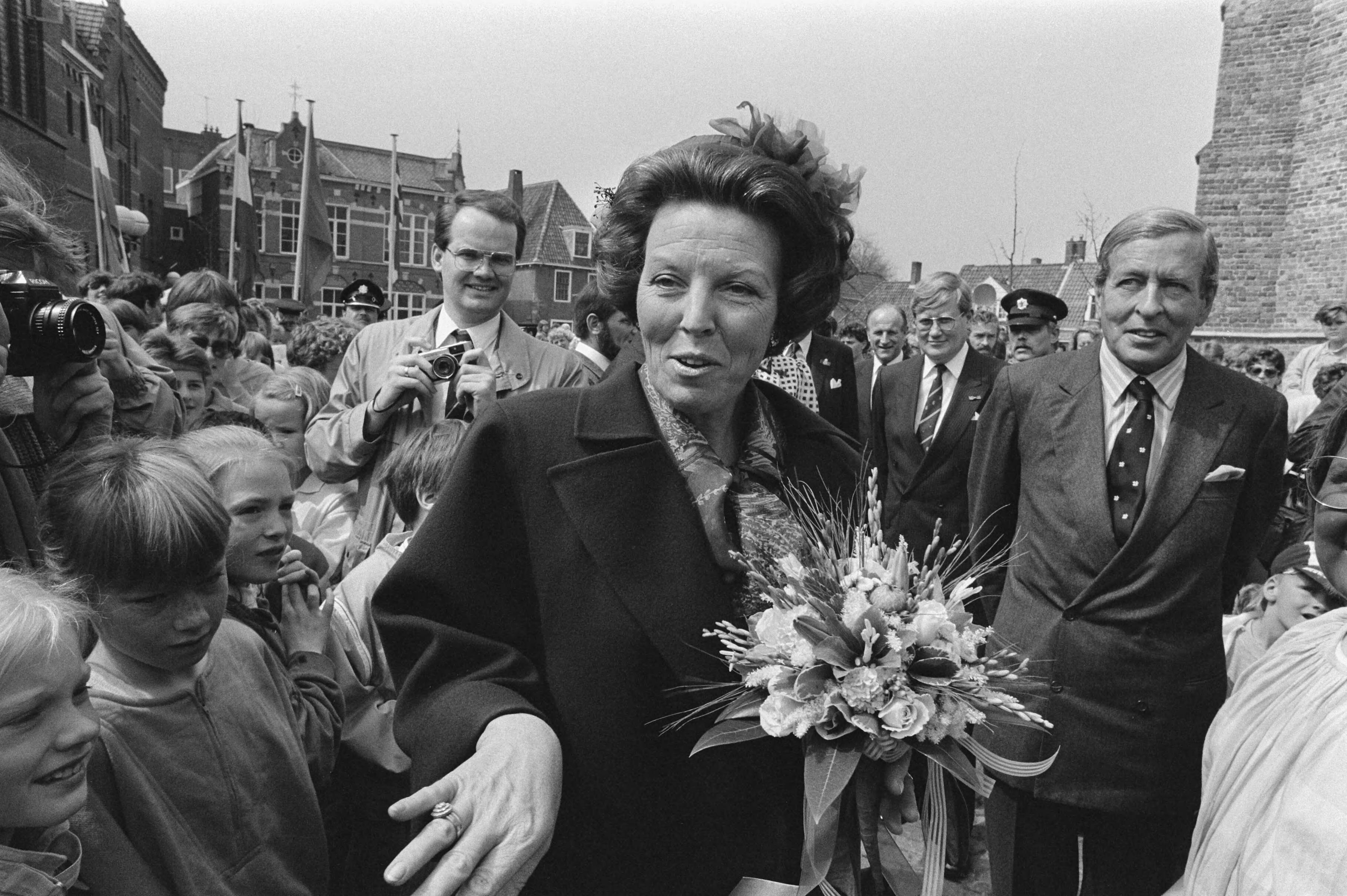 Fotocollectie Anefo — Koningin Beatrix en Prins Claus op Nationale bevrijdingsmanifestatie in Leeuwarden — Foto: Bogaerts, Rob / Anefo. Licentie: Set B: Rechtenvrij / Publiek Domein. Bron: Nationaal Archief. http://hdl.handle.net/10648/ad52f318-d0b4-102d-bcf8-003048976d84