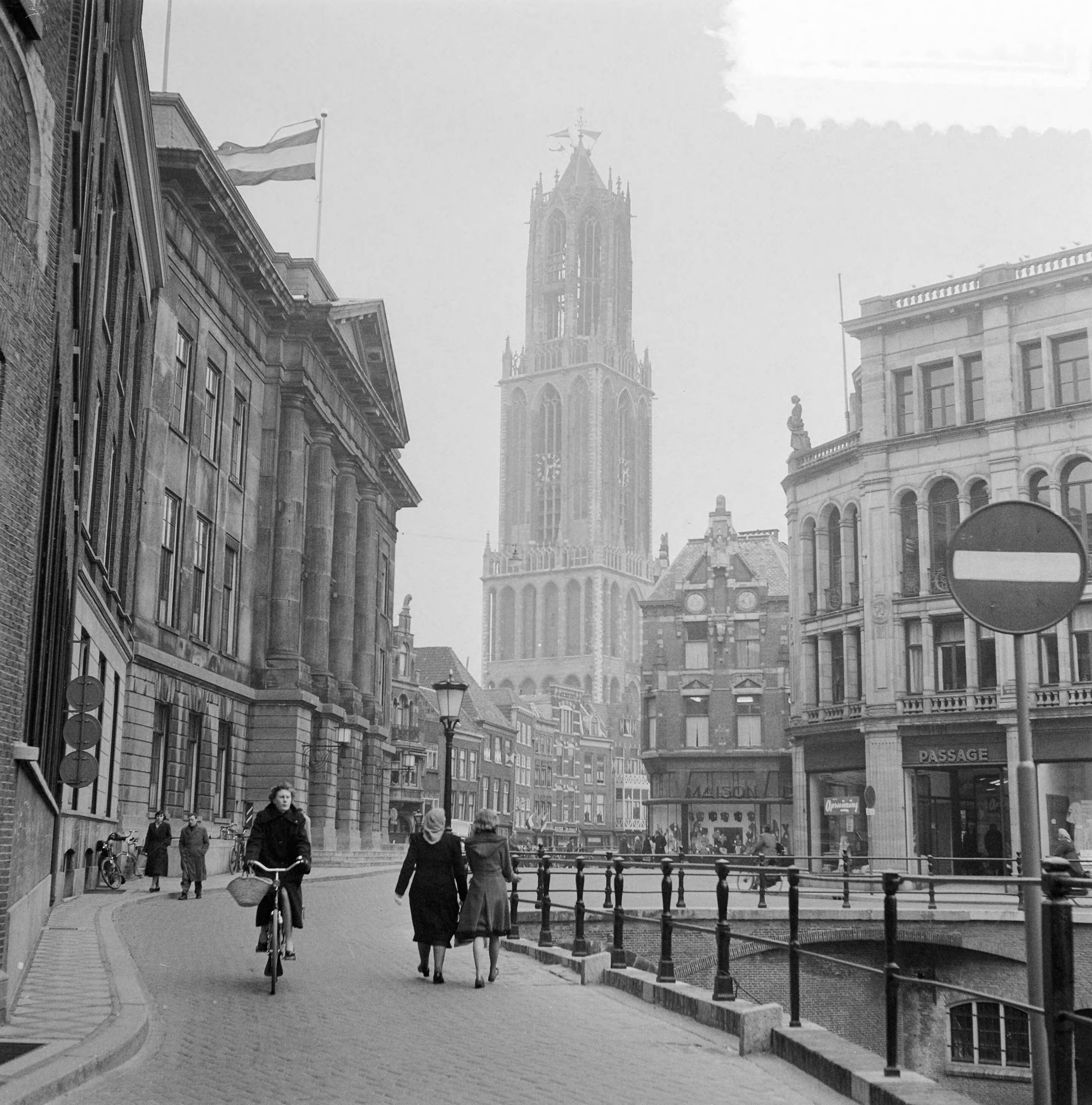 Stadsgezichten Utrecht — Stadsgezichten Utrecht. Domtoren gezien vanaf de Oudegracht. Links het stadhuis — Foto: Noske, J.D. / Anefo. Licentie: Set B: Rechtenvrij / Publiek Domein. Bron: Nationaal Archief. http://hdl.handle.net/10648/a91b7e64-d0b4-102d-bcf8-003048976d84