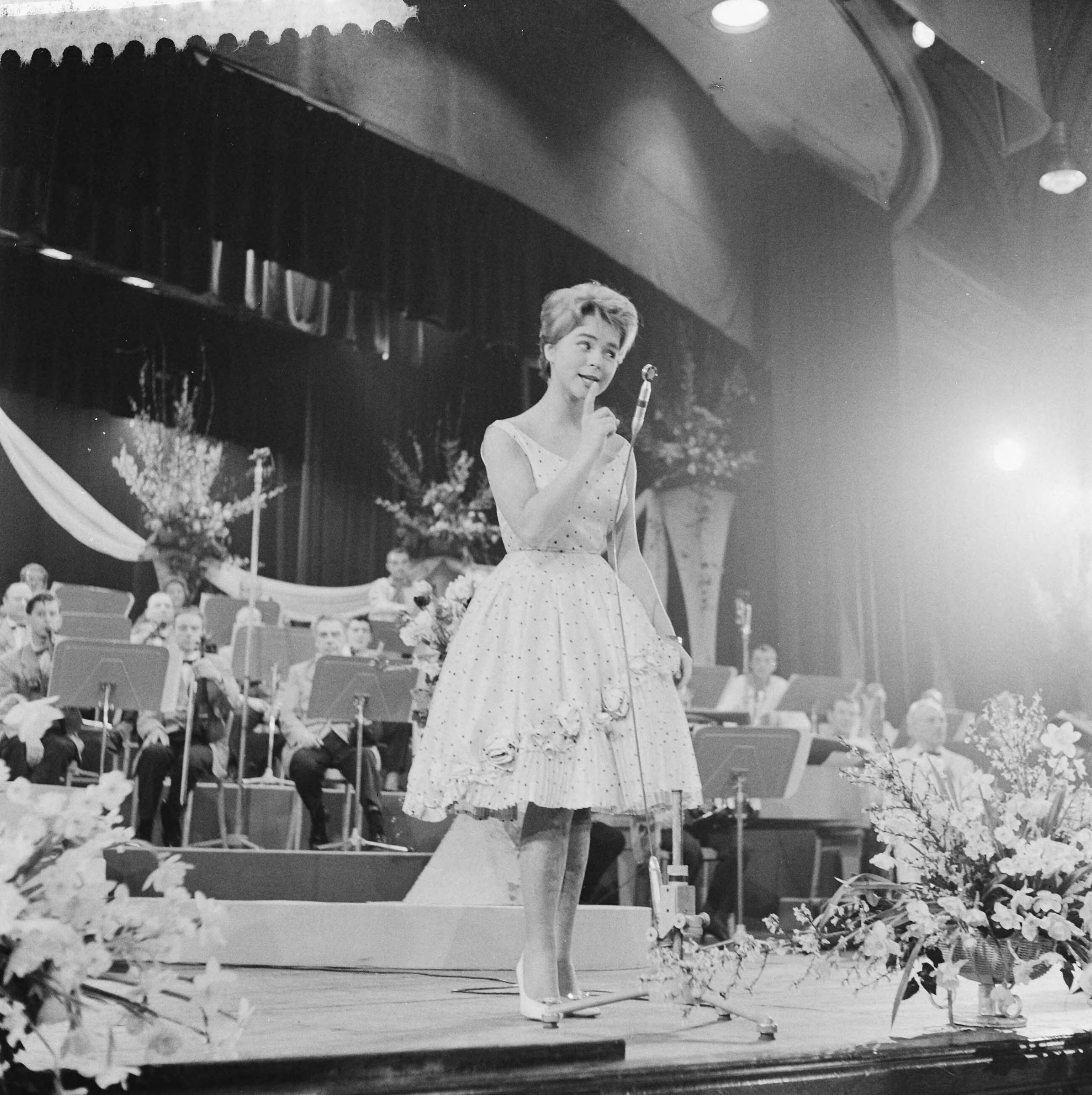 Fotocollectie Anefo — AVRO's danstoernooi in het Kurhaus te Scheveningen. Optreden van Conny Froboess — Foto: Behrens, Herbert F. / Anefo. Licentie: Set B: Rechtenvrij / Publiek Domein. Bron: Nationaal Archief. http://hdl.handle.net/10648/a9a838f4-d0b4-102d-bcf8-003048976d84
