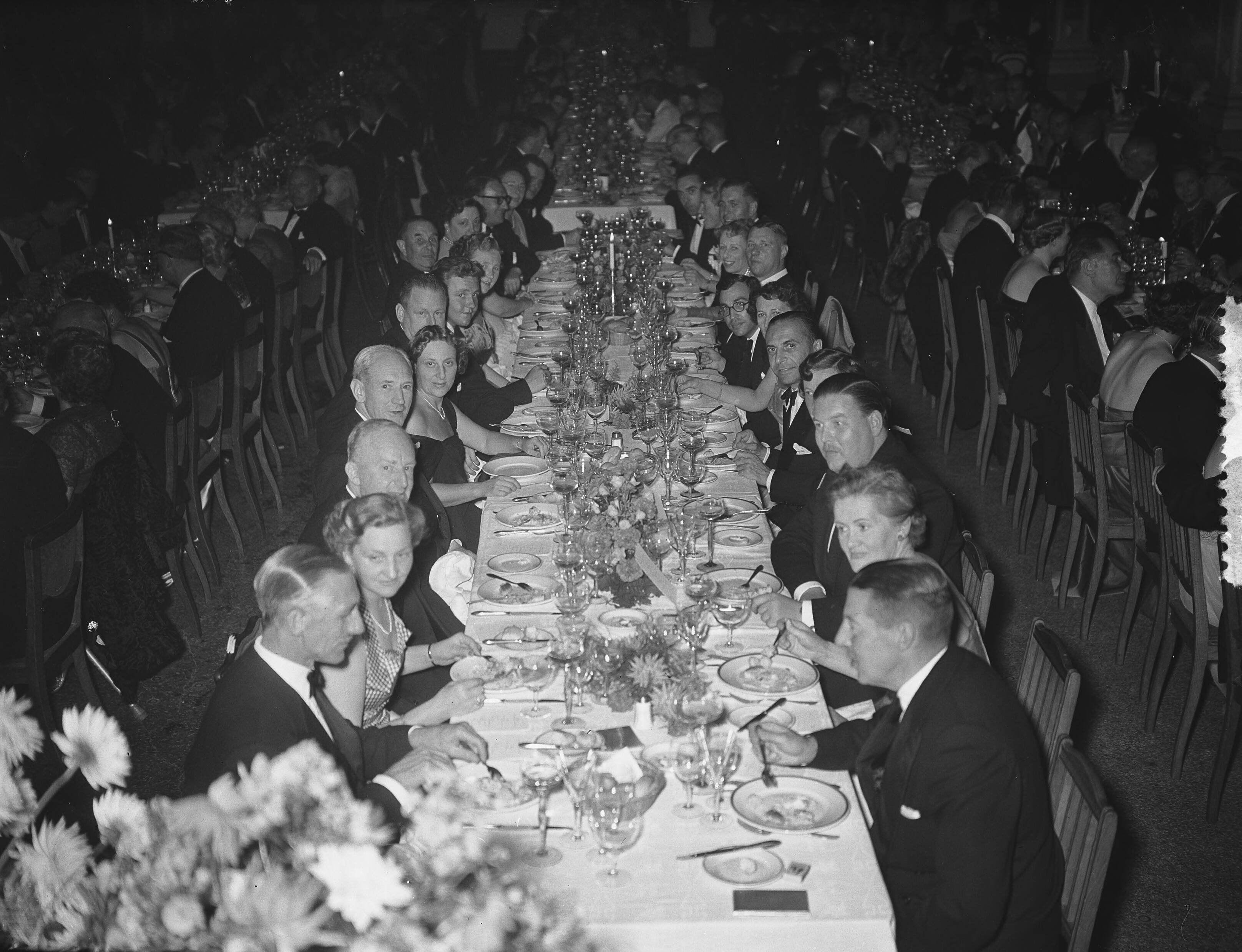 Fotocollectie Anefo — Congres zee-assuradeuren Den Haag. Banket — Foto: Bilsen, Joop van / Anefo. Licentie: Set B: Rechtenvrij / Publiek Domein. Bron: Nationaal Archief. http://hdl.handle.net/10648/a9295854-d0b4-102d-bcf8-003048976d84