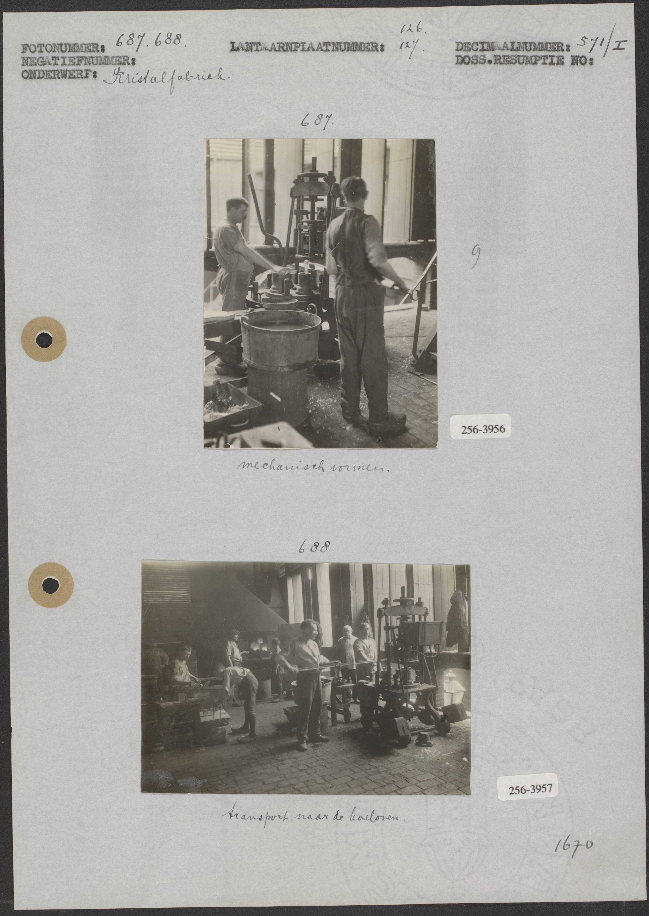 Kristalfabriek De Sphinx — Foto 1: Kristalfabriek; mechanisch vormen (10x7,5 cm; Fotograaf onbekend) Foto 2: Kristalfabriek; transport naar de koeloven (7,5x10,5 cm; Fotograaf onbekend) — Foto: Onbekend / Publiek Domein of Rechtenvrij. Licentie: Set B: Rechtenvrij / Publiek Domein. Bron: Nationaal Archief. http://hdl.handle.net/10648/b06a29e0-d0b4-102d-bcf8-003048976d84