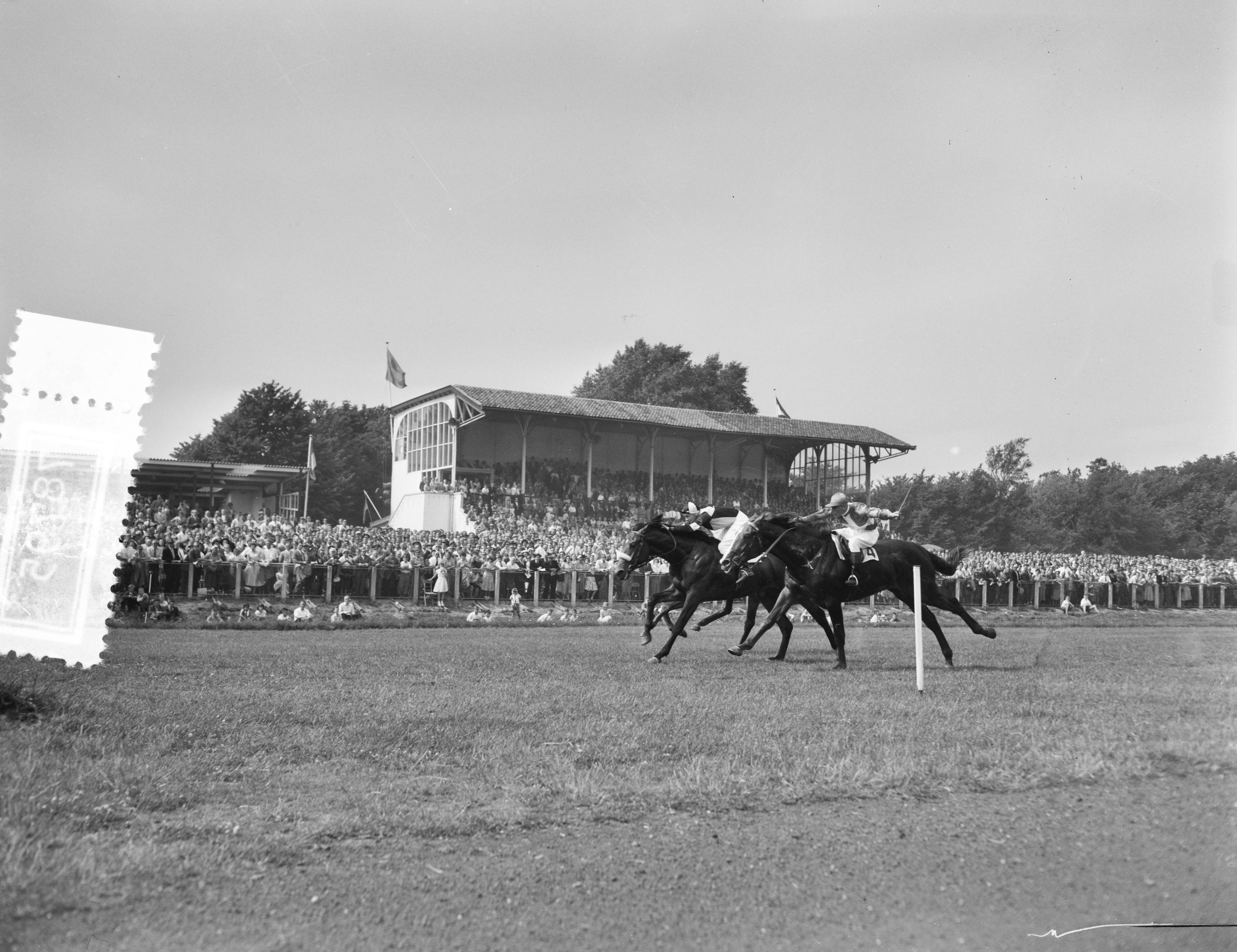 Fotocollectie Anefo — Grote prijs der Lage Landen op Duindigt — Foto: Behrens, Herbert F. / Anefo. Licentie: Set B: Rechtenvrij / Publiek Domein. Bron: Nationaal Archief. http://hdl.handle.net/10648/a94b63c2-d0b4-102d-bcf8-003048976d84