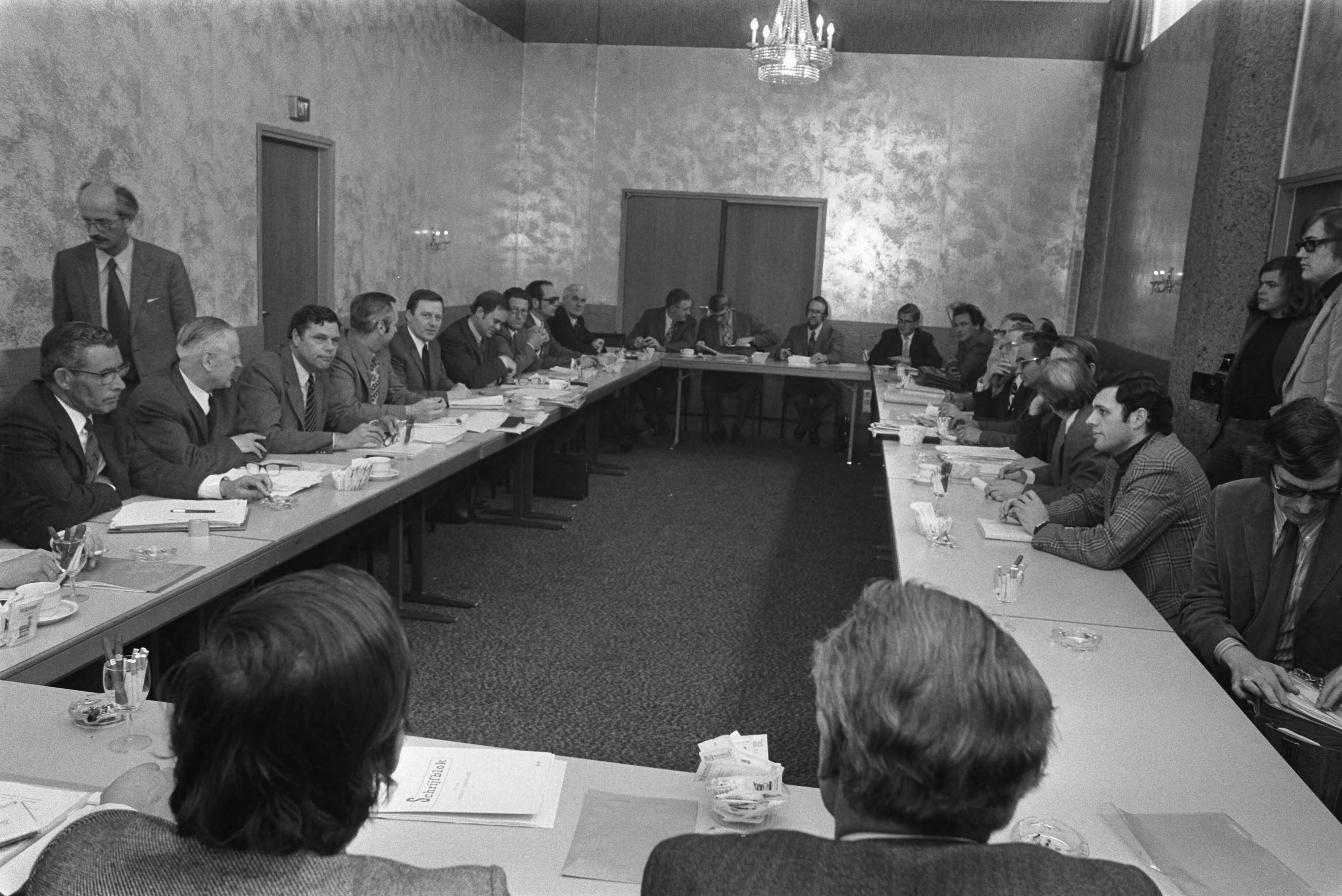 Fotocollectie Anefo — Overleg over CAO-zuivelindustrie in Utrecht, overzicht — Foto: Mieremet, Rob / Anefo. Licentie: Set B: Rechtenvrij / Publiek Domein. Bron: Nationaal Archief. http://hdl.handle.net/10648/ac2a23ee-d0b4-102d-bcf8-003048976d84