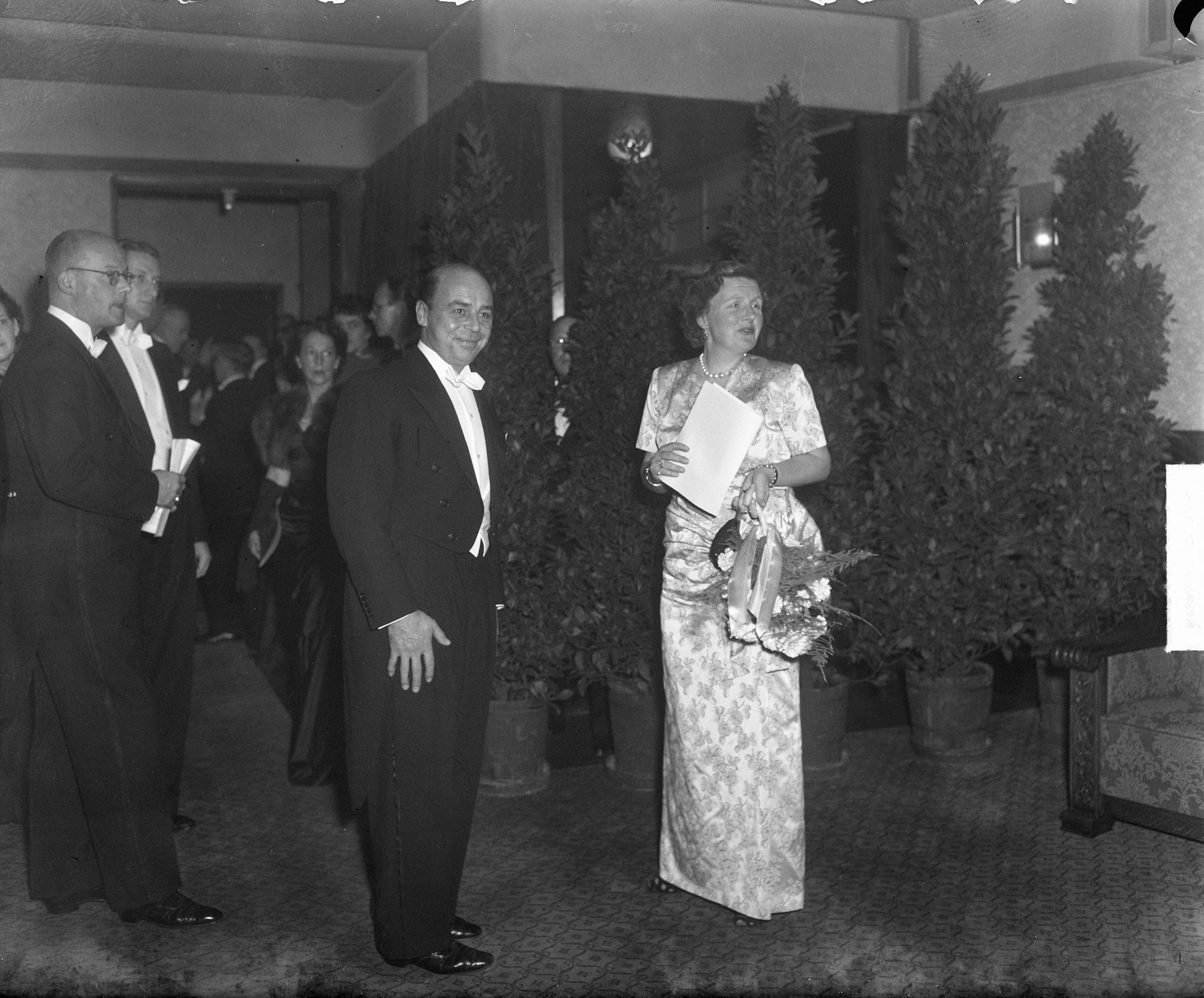 Fotocollectie Anefo — Koningin Juliana is aanwezig bij de première van de film 'De Dijk is dicht', in de Passage in Den Haag — Foto: Winterbergen, Rolf / Anefo. Licentie: Set B: Rechtenvrij / Publiek Domein. Bron: Nationaal Archief. http://hdl.handle.net/10648/a8e06c0c-d0b4-102d-bcf8-003048976d84