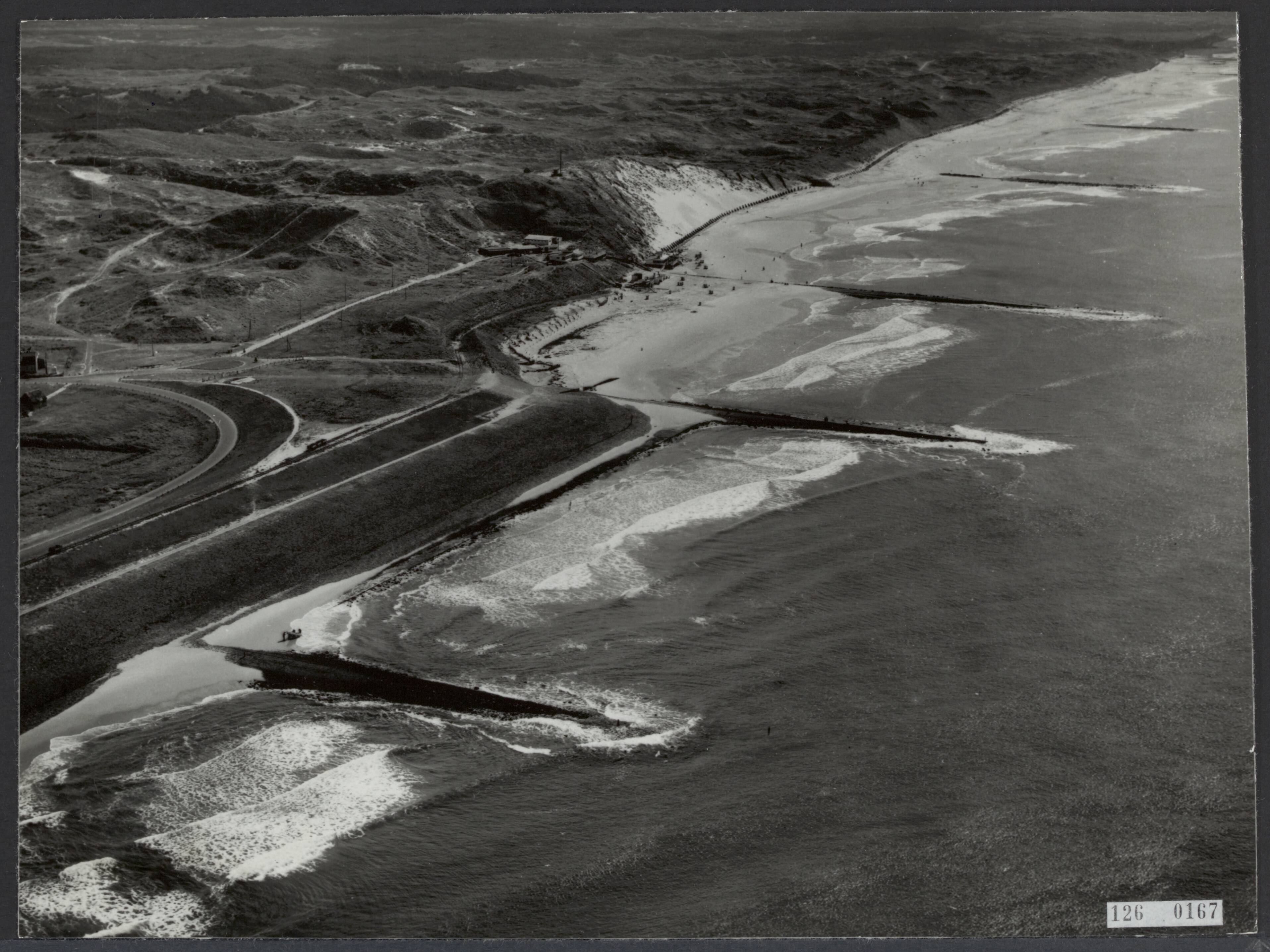 Zeeweringen — Luchtopname. "Romantiek aan de kust" [Einde Hondsbossche Zeewering bij Camperduin] — Foto: Aerophoto "Nederland" / Rechtenvrij. Licentie: Set B: Rechtenvrij / Publiek Domein. Bron: Nationaal Archief. http://hdl.handle.net/10648/af3c57d2-d0b4-102d-bcf8-003048976d84