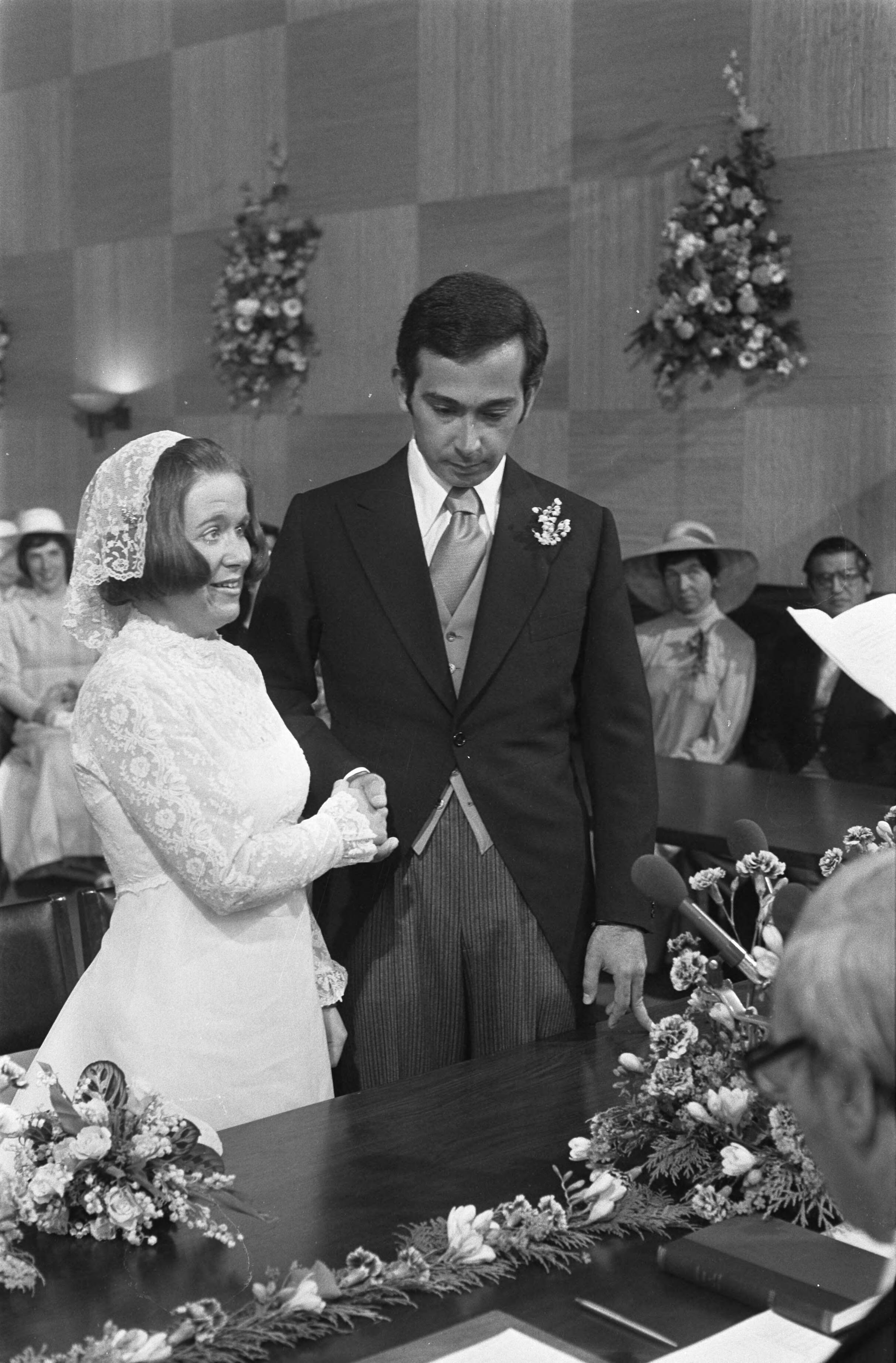 Huwelijk prinses Christina en Jorge Guillermo; de sluiting van het burgerlijk huwelijk in het stadhuis van Baarn — Prinses Christina en Jorge Guillermo bij de sluiting van het burgerlijk huwelijk — Foto: Meerdere fotografen / Anefo. Licentie: Set B: Rechtenvrij / Publiek Domein. Bron: Nationaal Archief. http://hdl.handle.net/10648/ac6c60ba-d0b4-102d-bcf8-003048976d84