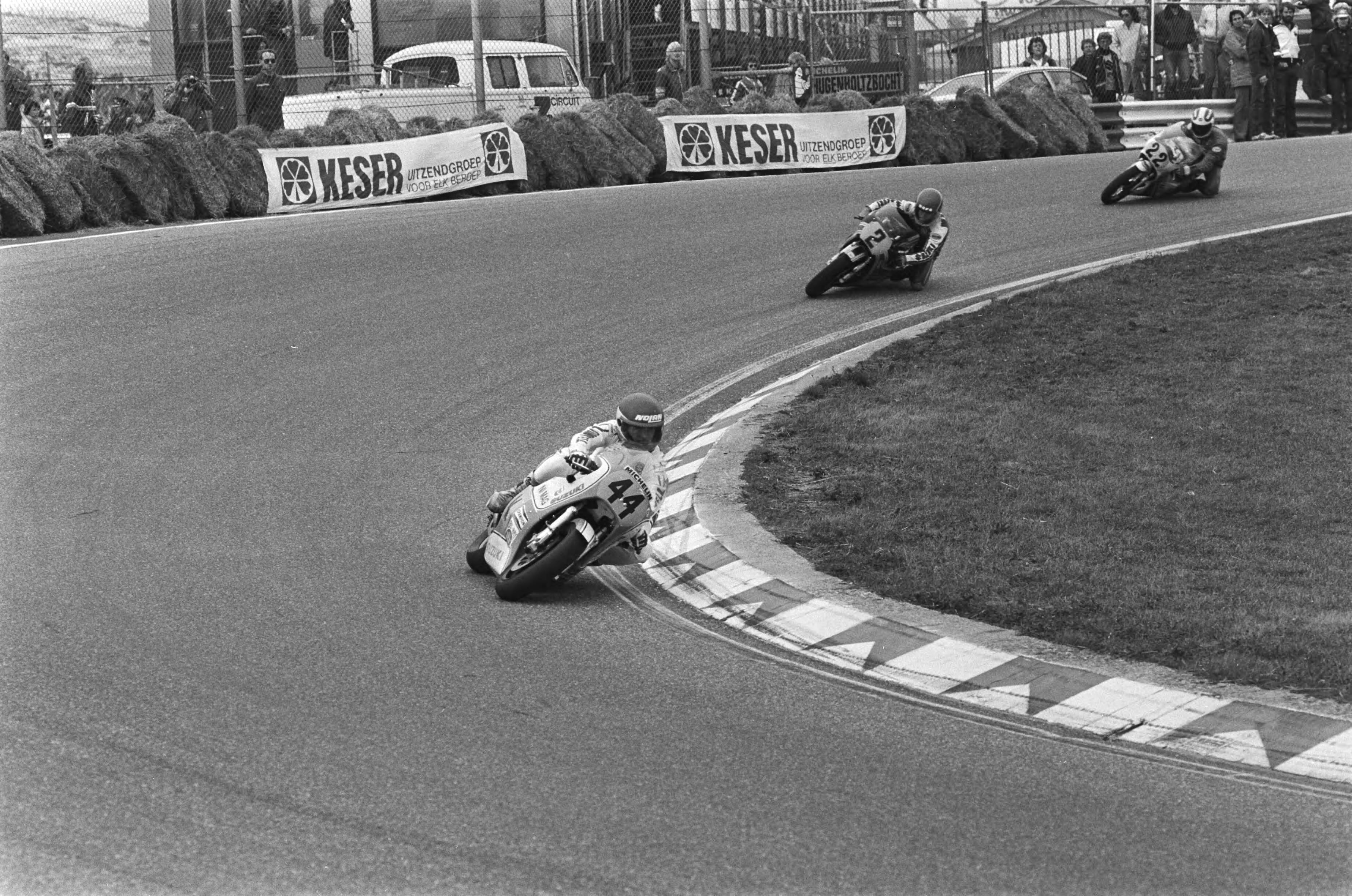 Internationale Olof-races 1980 in Zandvoort — Willl Hartog (44) gevolgd door Randy Mamola (2) — Foto: Antonisse, Marcel / Anefo. Licentie: Set B: Rechtenvrij / Publiek Domein. Bron: Nationaal Archief. http://hdl.handle.net/10648/ace7c9a8-d0b4-102d-bcf8-003048976d84