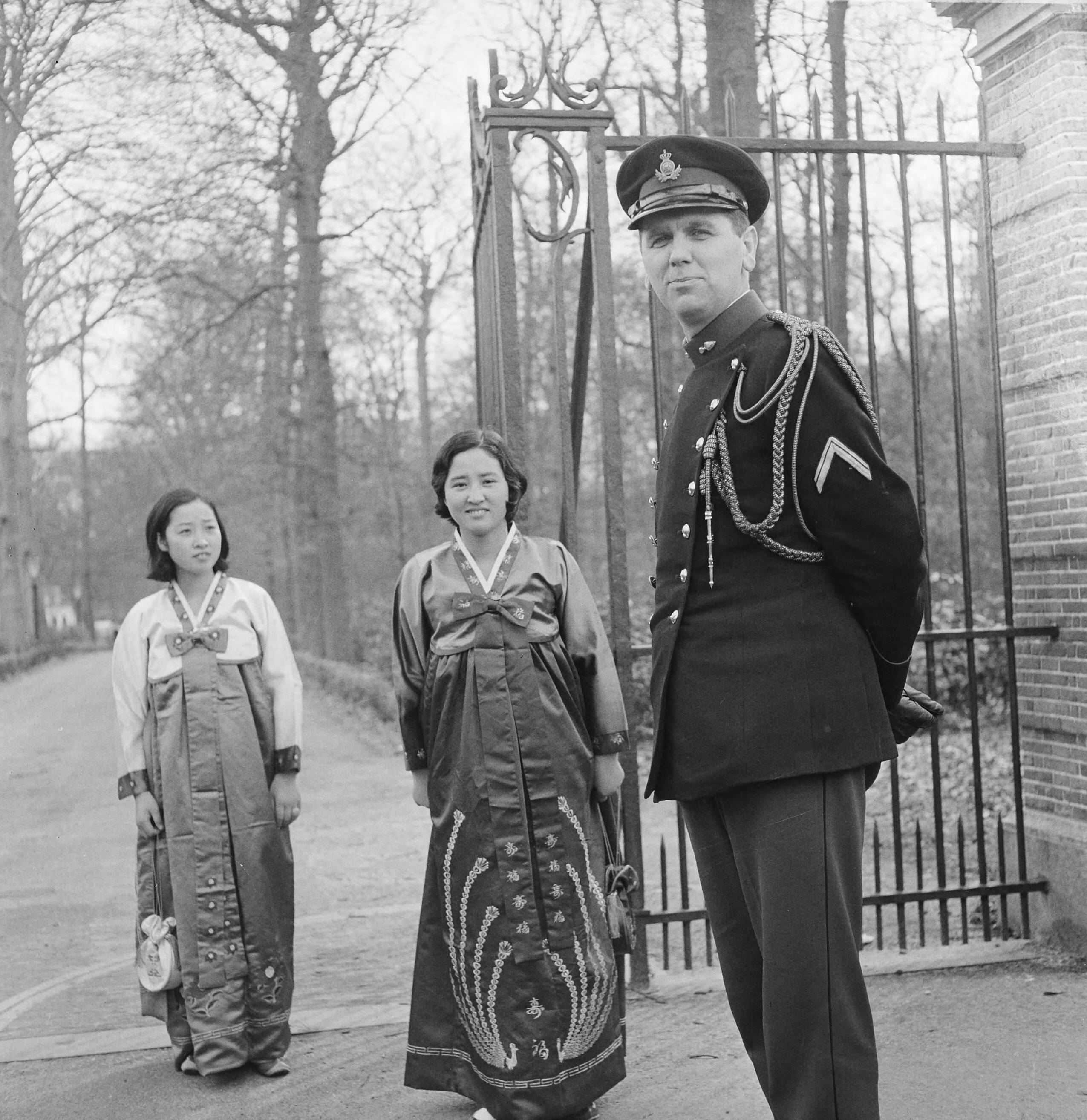 Fotocollectie Anefo — Koreaanse meisjes bij Drakenstein brachten sokjes — Foto: Nijs, Jac. de / Anefo. Licentie: Set B: Rechtenvrij / Publiek Domein. Bron: Nationaal Archief. http://hdl.handle.net/10648/ab1552b2-d0b4-102d-bcf8-003048976d84