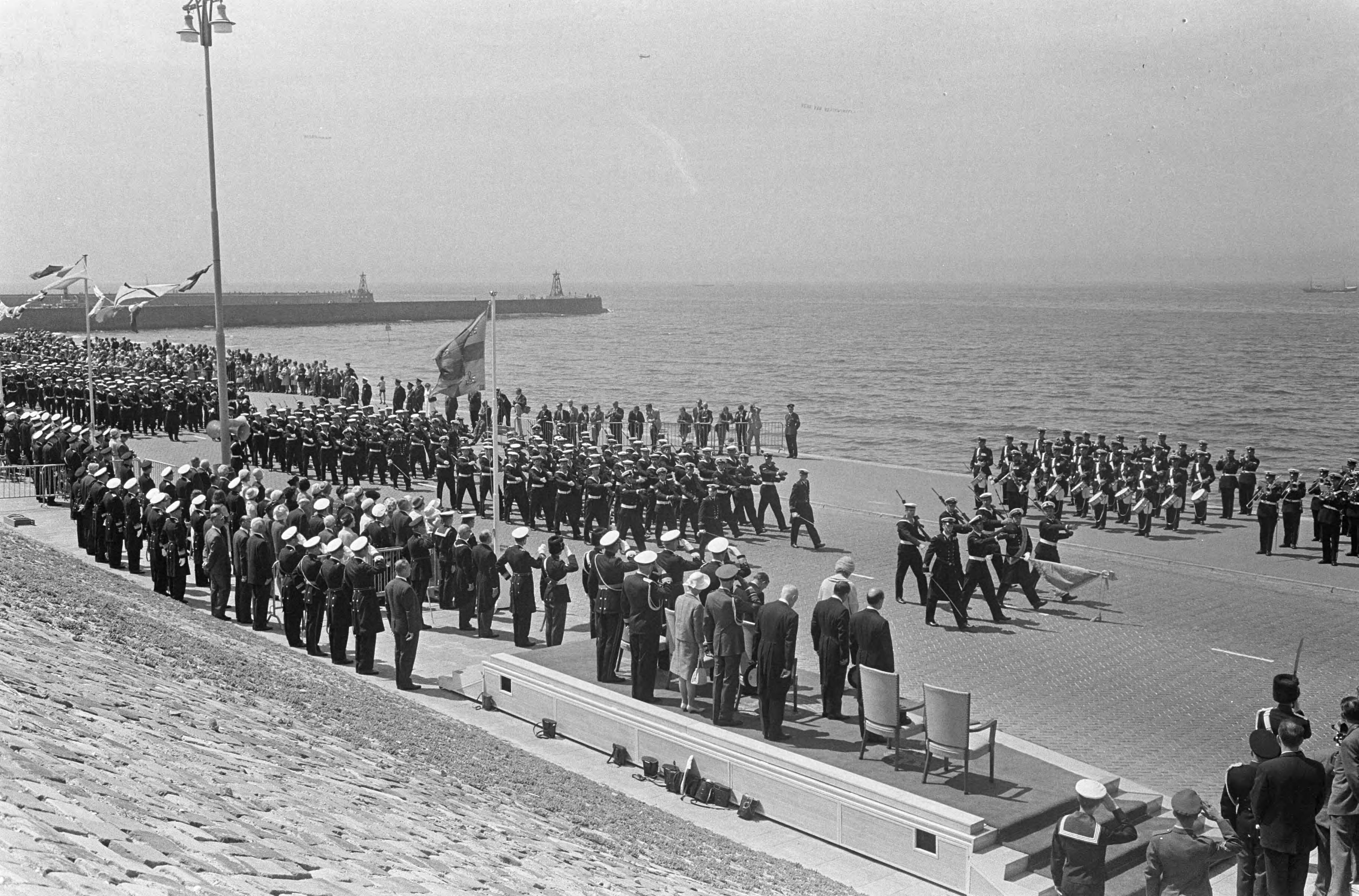 Koningin Juliana onthult het Marinemonument te Scheveningen — Overzicht — Foto: Koch, Eric / Anefo. Licentie: Set B: Rechtenvrij / Publiek Domein. Bron: Nationaal Archief. http://hdl.handle.net/10648/aaee7b6a-d0b4-102d-bcf8-003048976d84