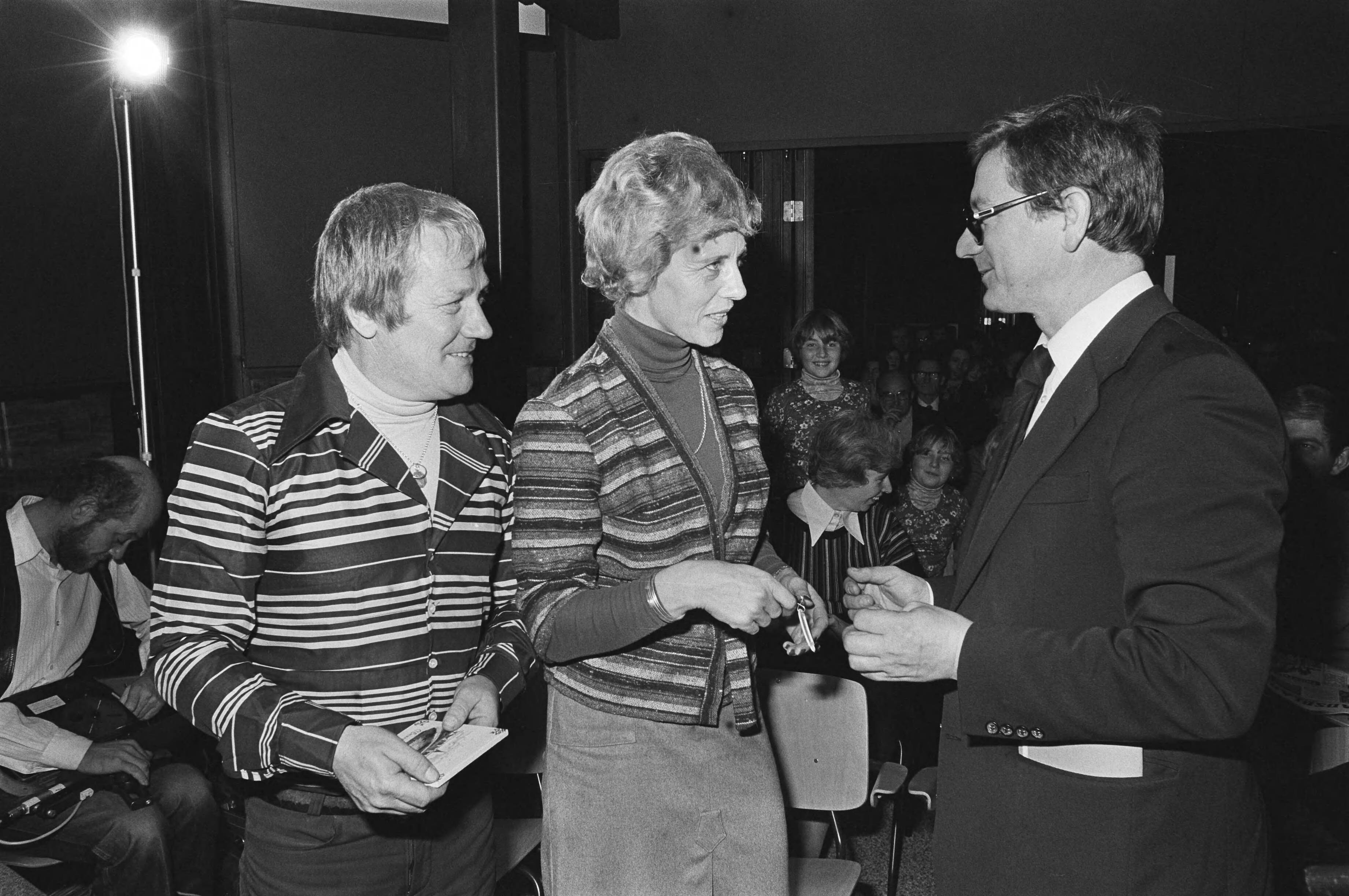Fotocollectie Anefo — Minister Westerterp opent eerste buslijn naar Almere, — Foto: Peters, Hans / Anefo. Licentie: Set B: Rechtenvrij / Publiek Domein. Bron: Nationaal Archief. http://hdl.handle.net/10648/ac9112d4-d0b4-102d-bcf8-003048976d84